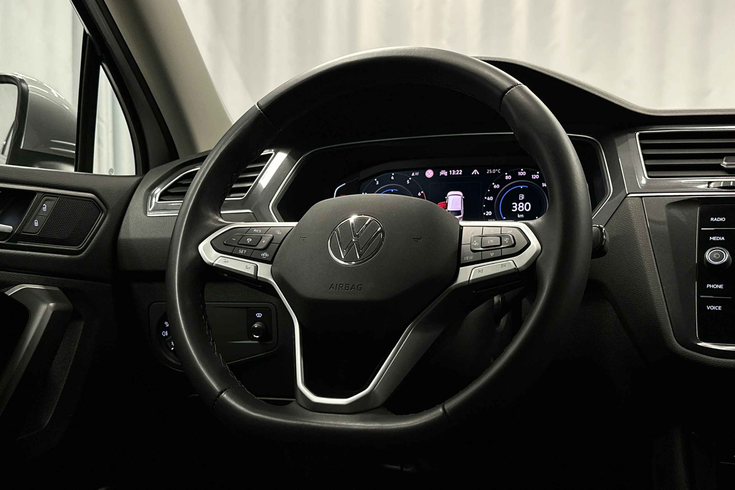 met. hopea Volkswagen Tiguan Allspace 2024 kuva 20.