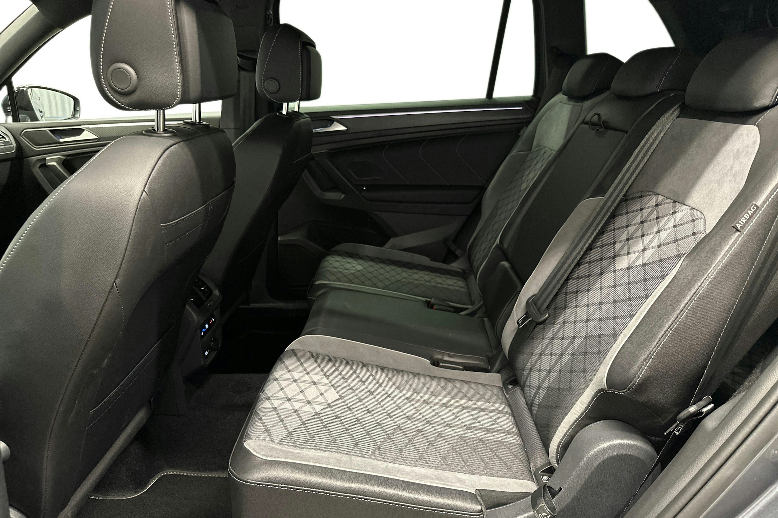 met. harmaa Volkswagen Tiguan Allspace 2024 kuva 8.