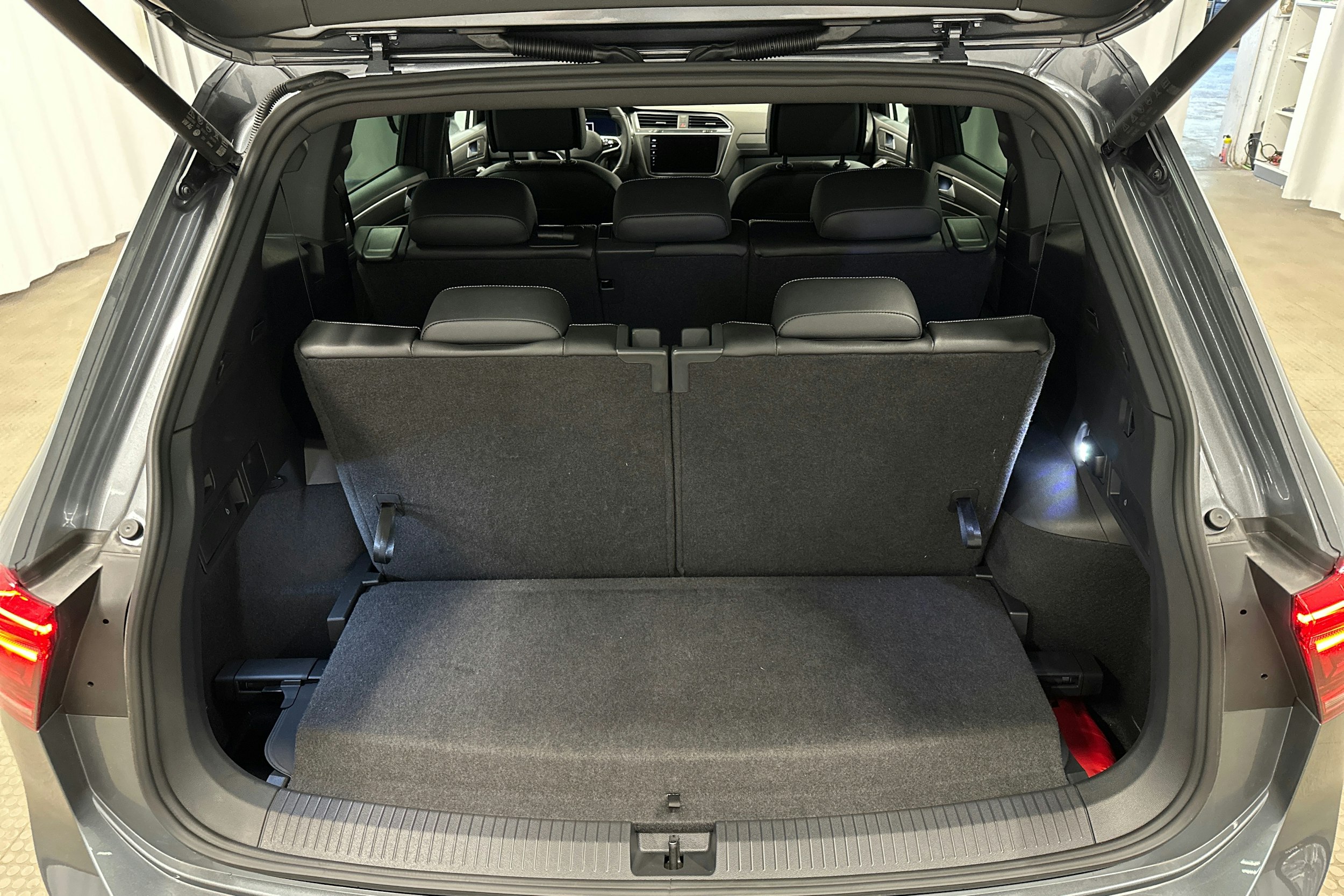 met. harmaa Volkswagen Tiguan Allspace 2024 kuva 11.