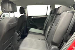 punainen Volkswagen Tiguan Allspace 2024 kuva 8.