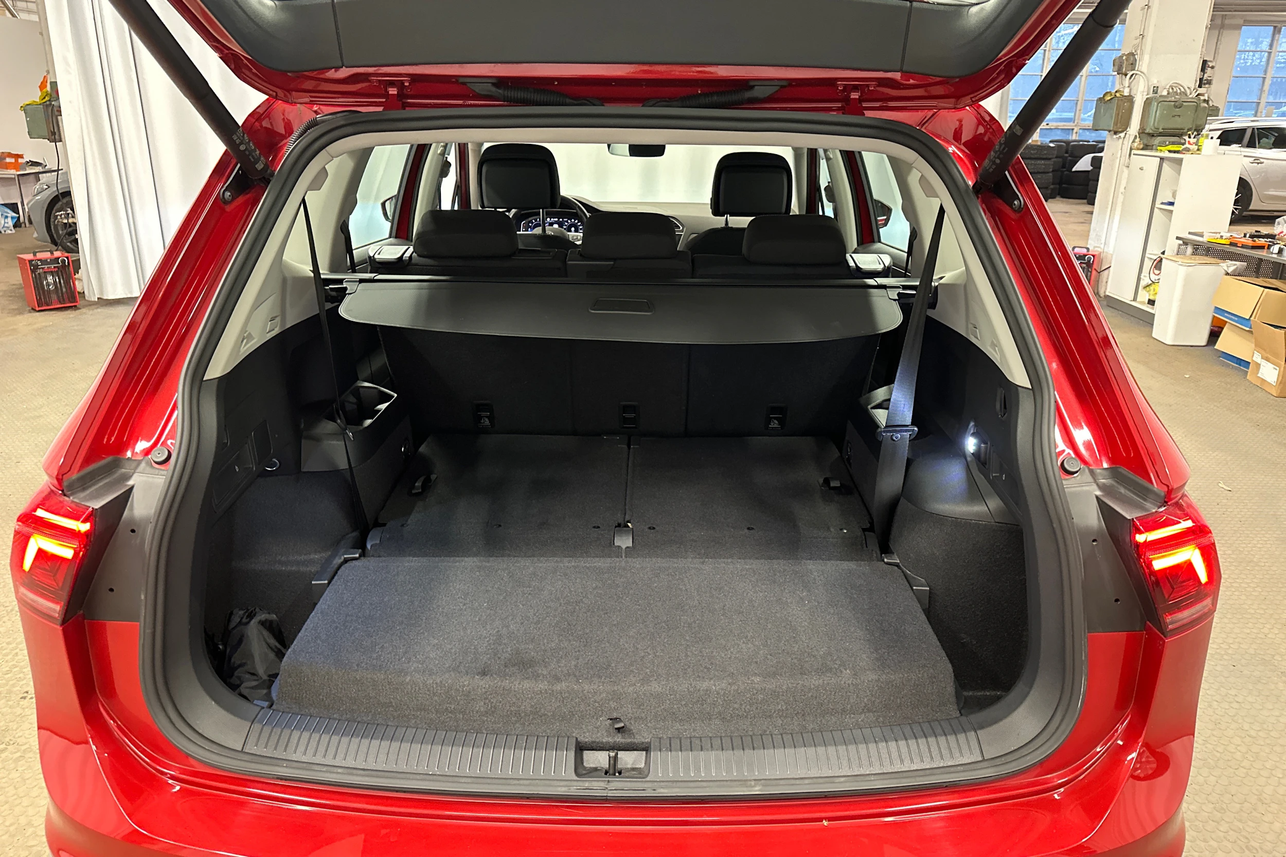 punainen Volkswagen Tiguan Allspace 2024 kuva 24.