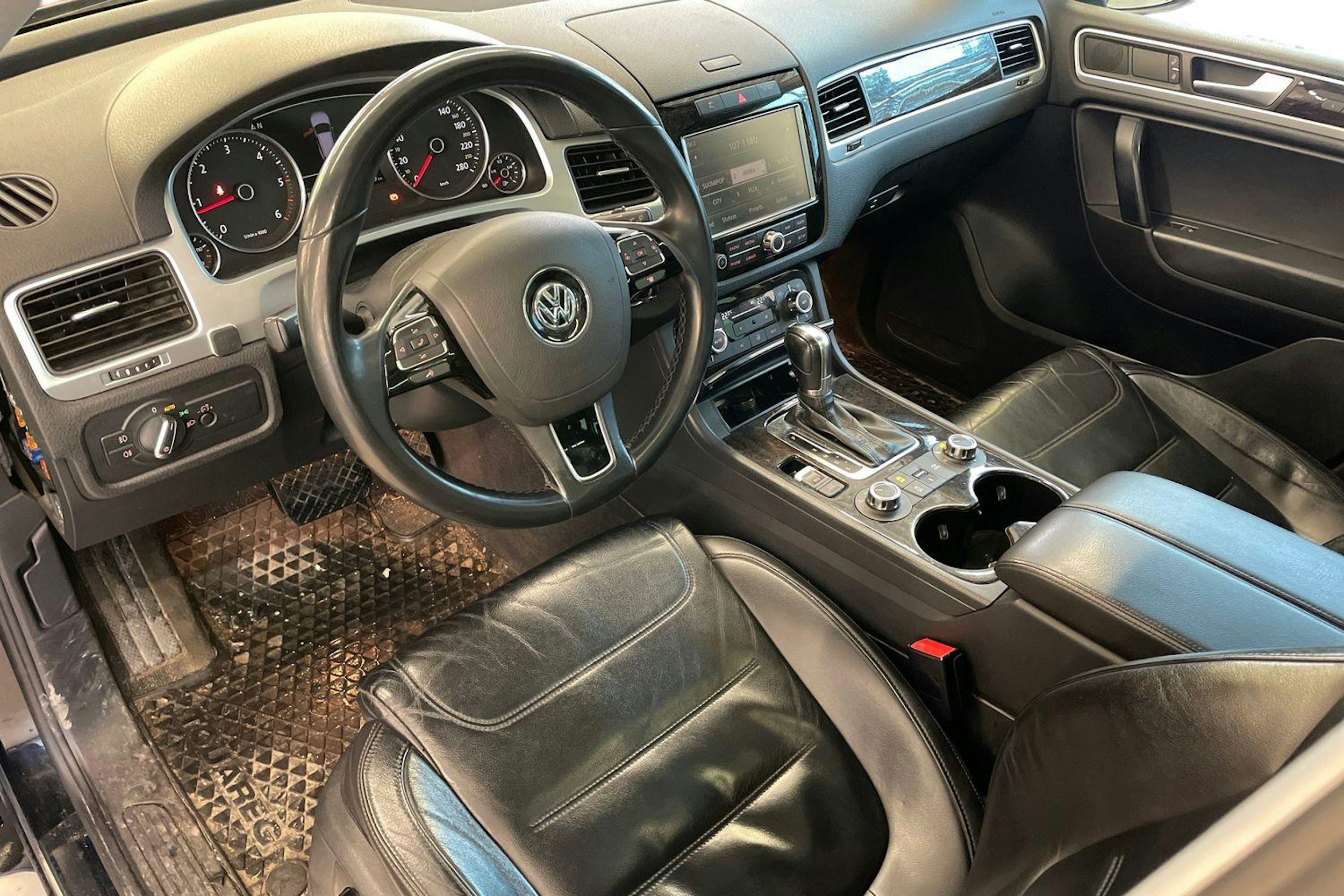 Musta Volkswagen TOUAREG 2011 kuva 6.