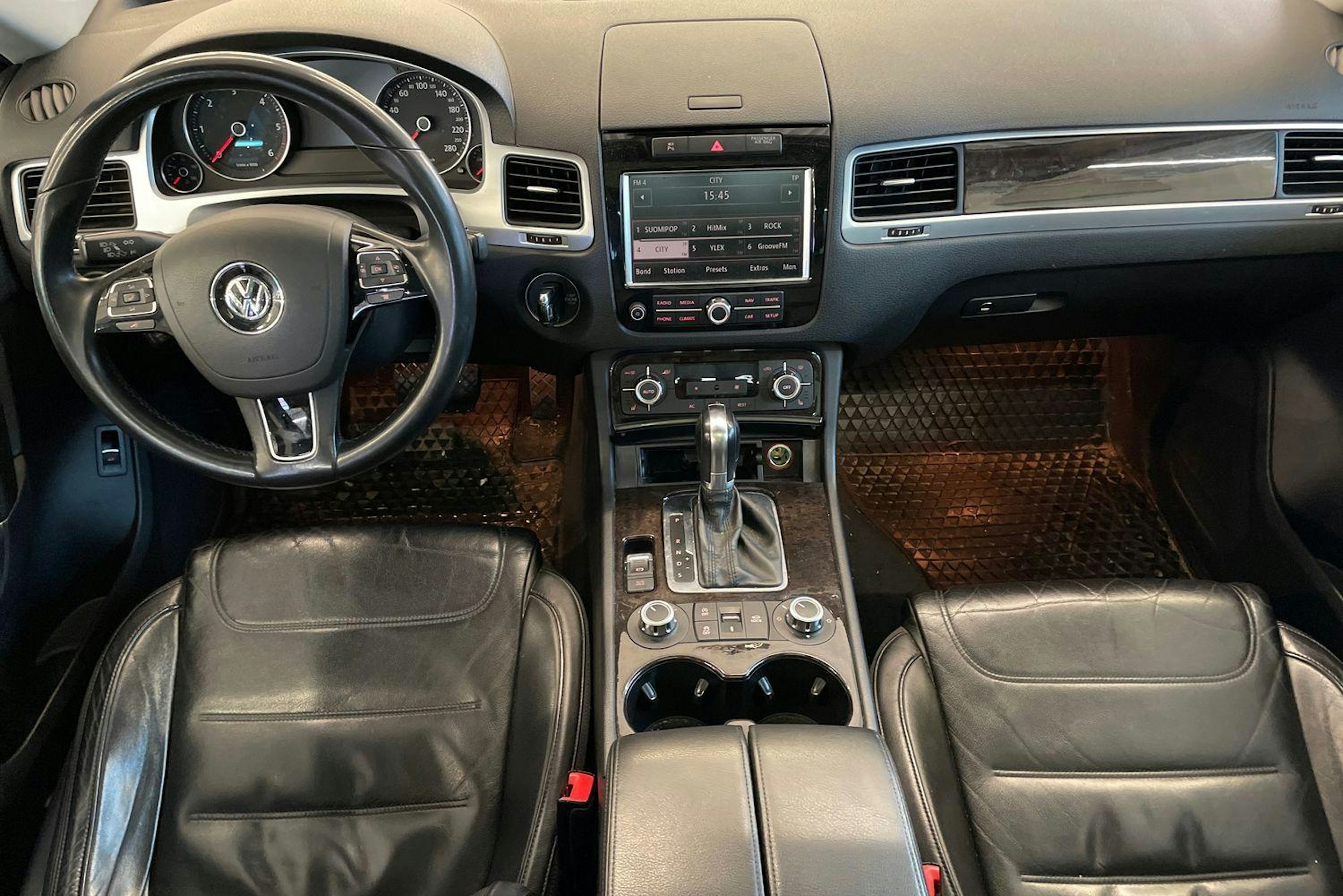 Musta Volkswagen TOUAREG 2011 kuva 7.