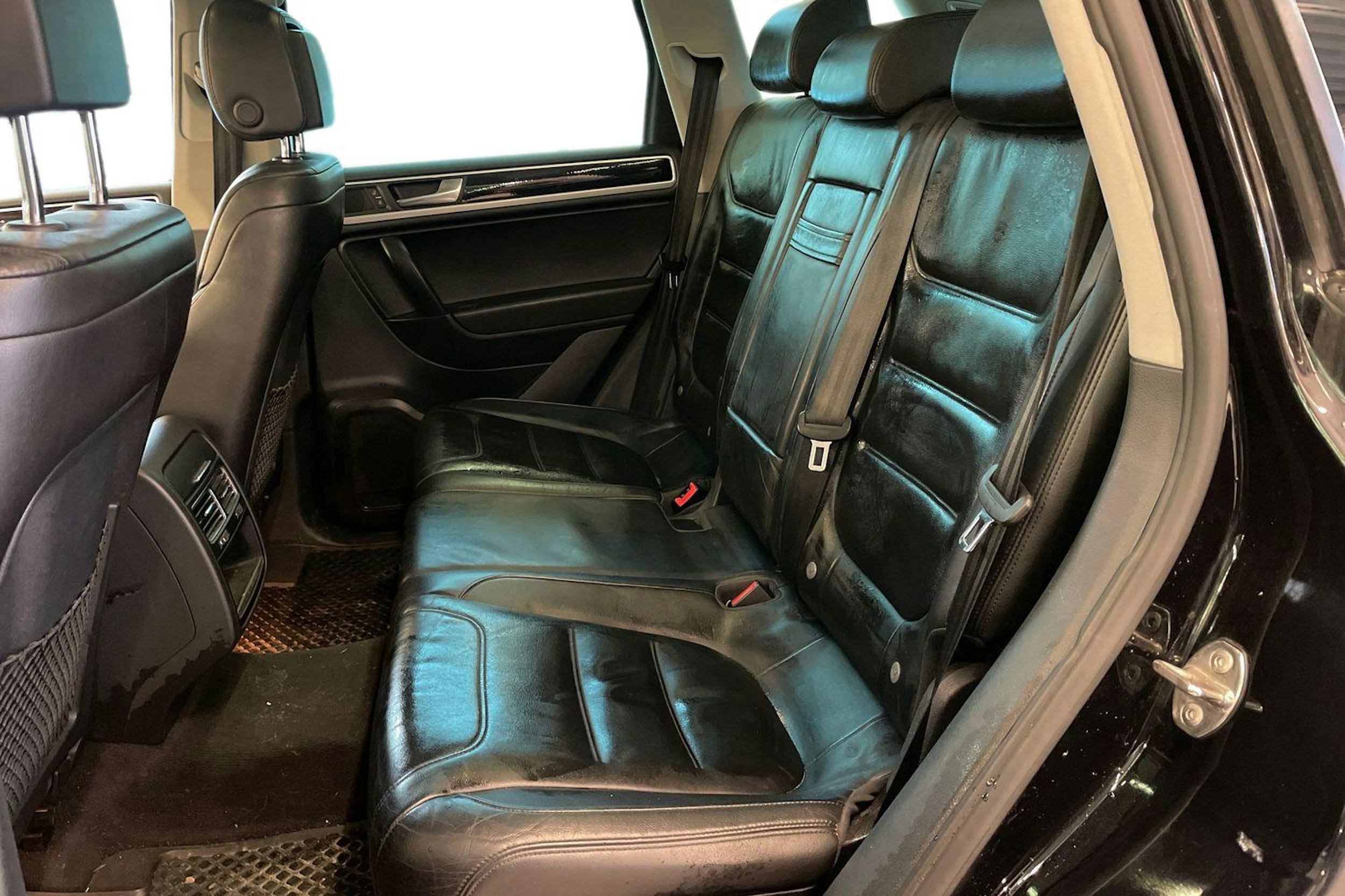 Musta Volkswagen TOUAREG 2011 kuva 8.