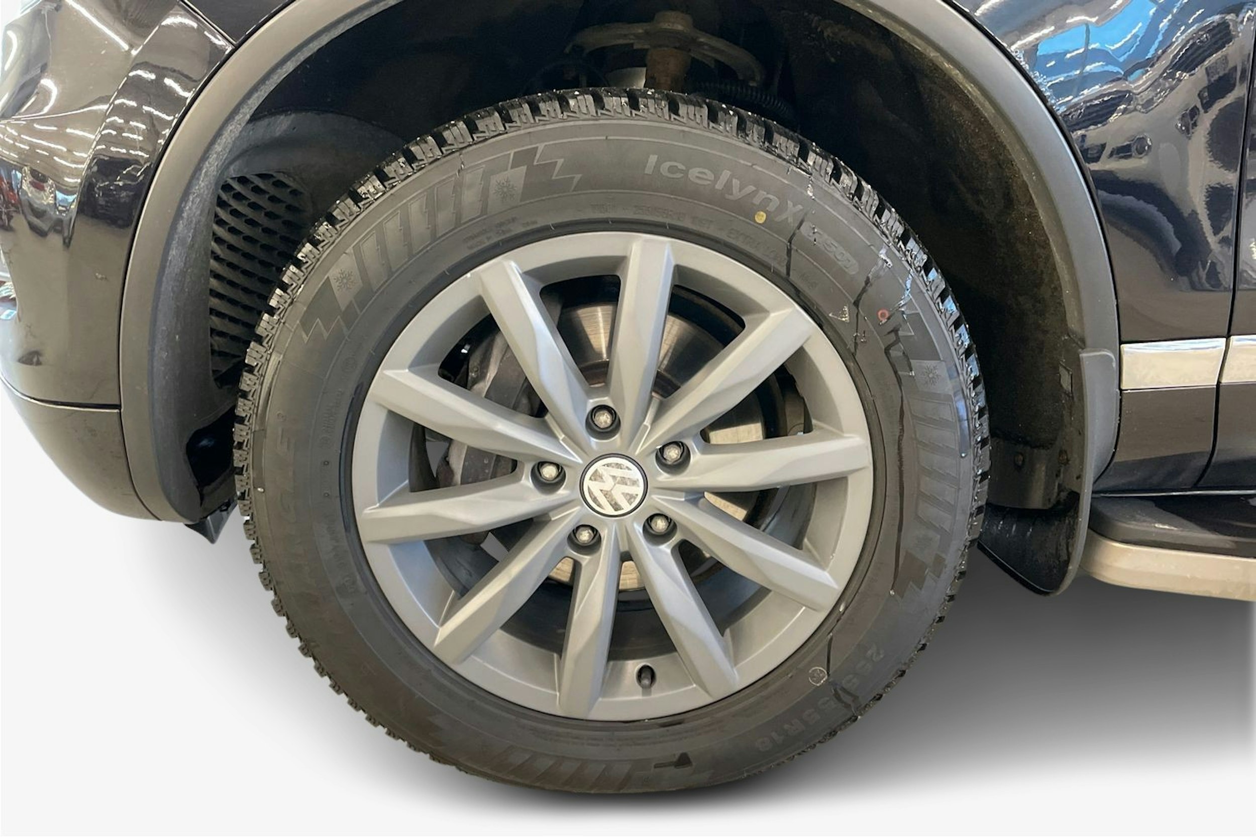 Musta Volkswagen TOUAREG 2011 kuva 9.