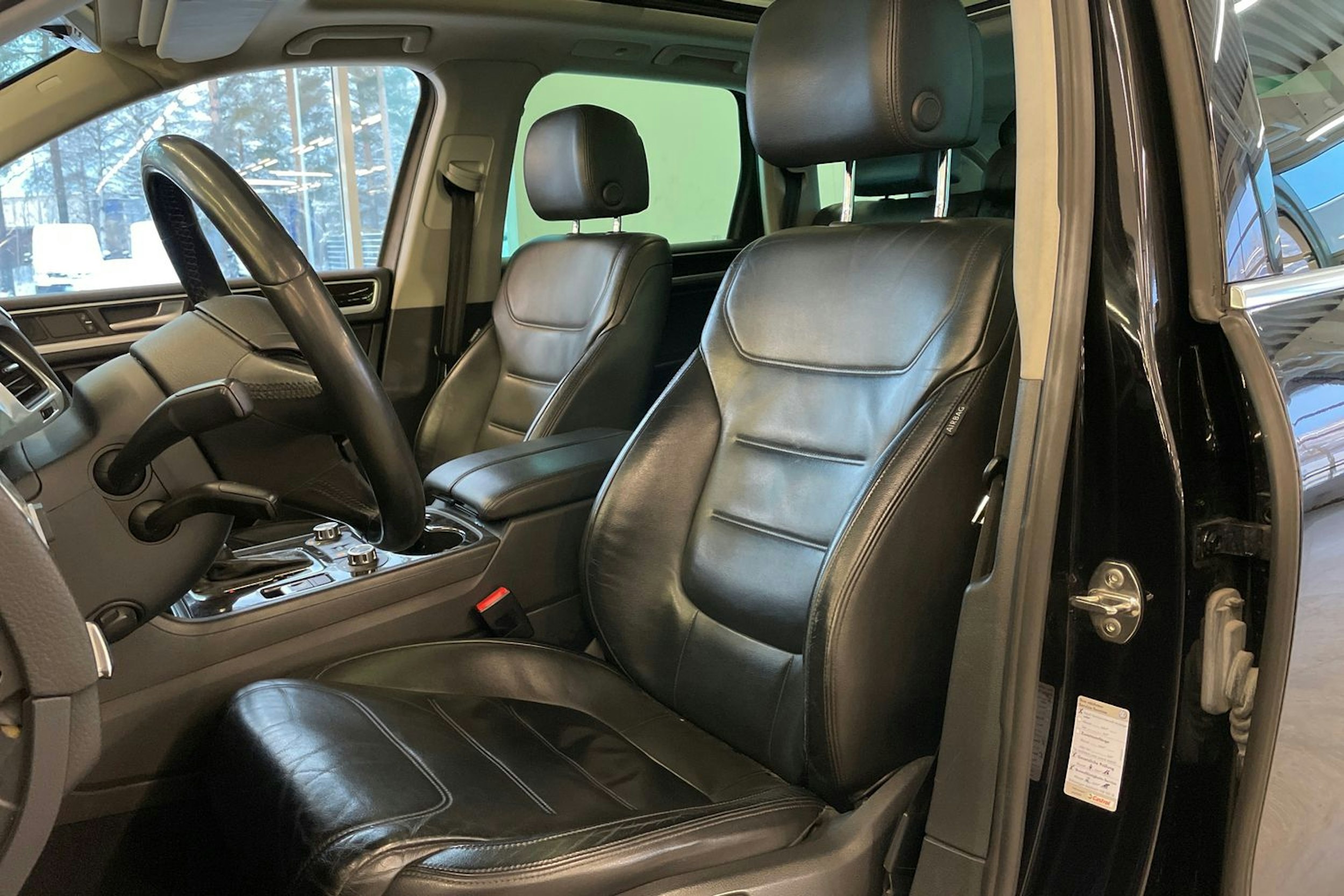 Musta Volkswagen TOUAREG 2011 kuva 16.