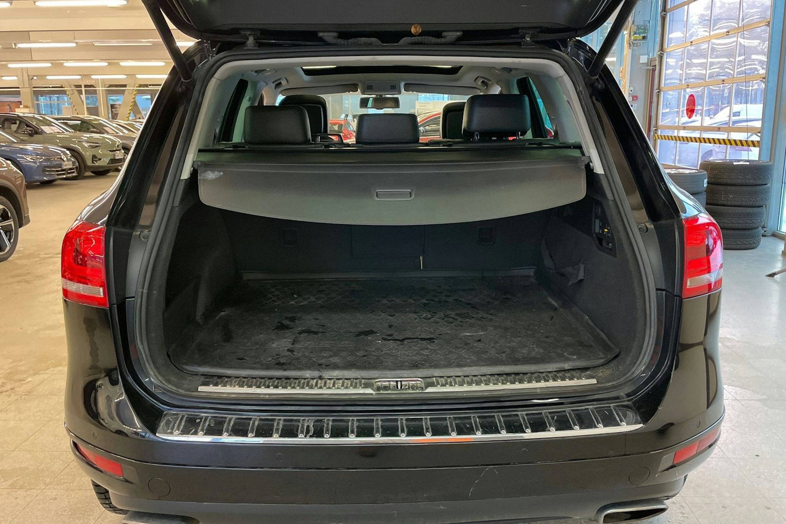 Musta Volkswagen TOUAREG 2011 kuva 26.