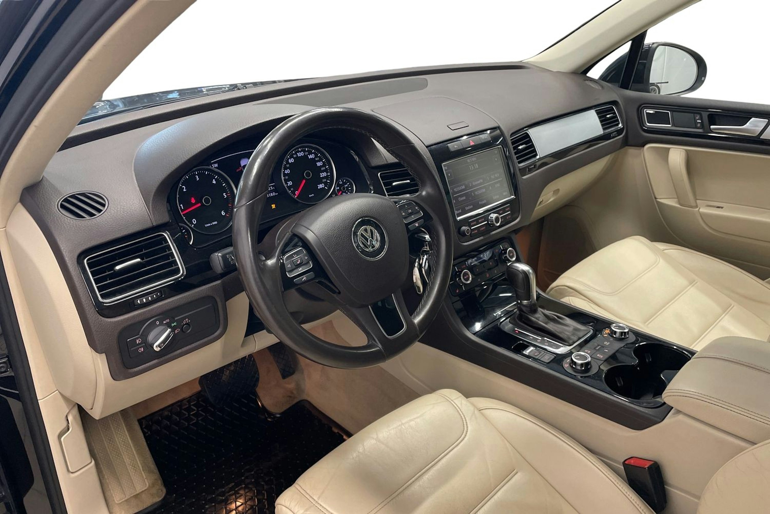 Musta Volkswagen TOUAREG 2012 kuva 6.