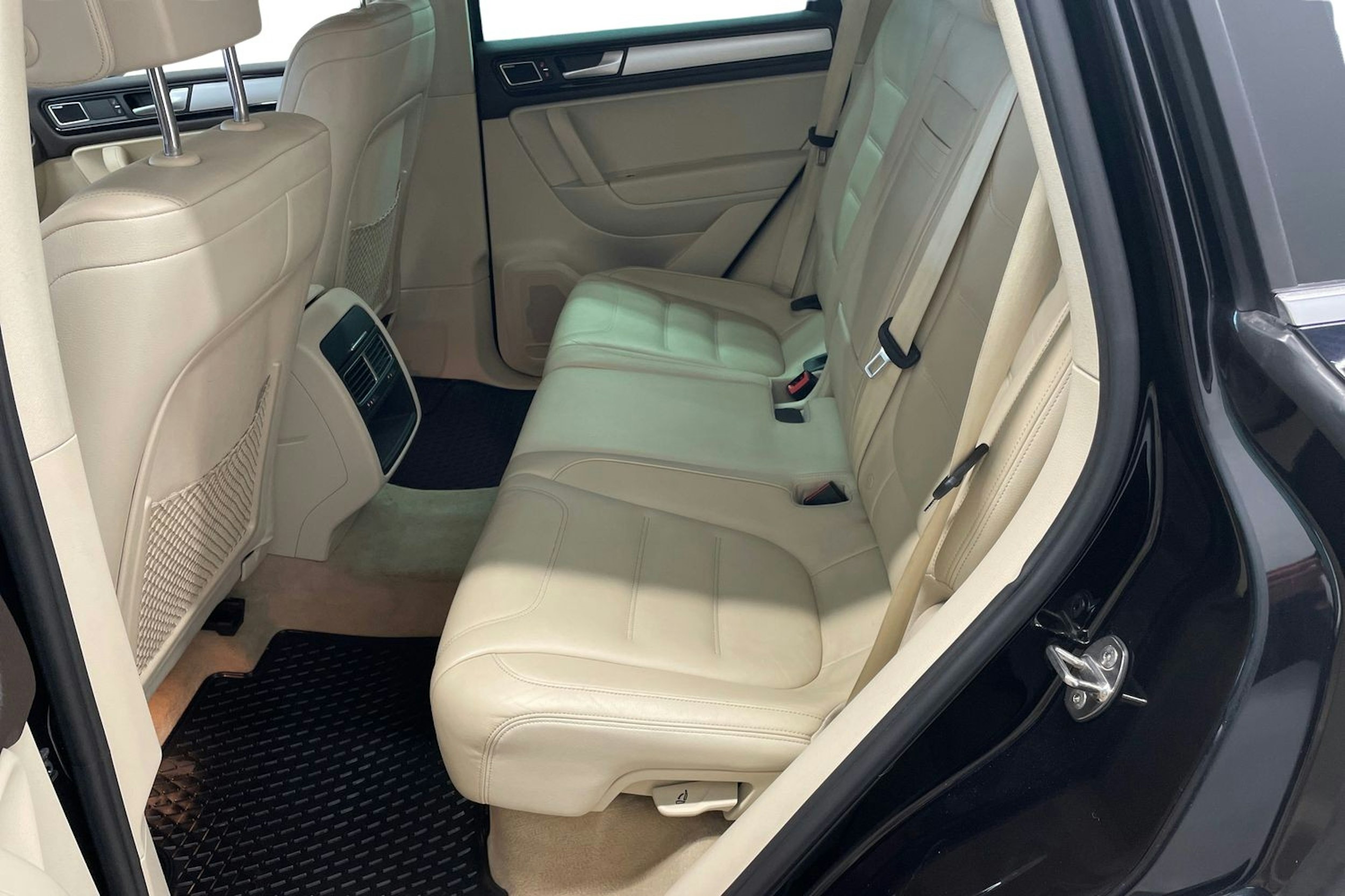 Musta Volkswagen TOUAREG 2012 kuva 8.