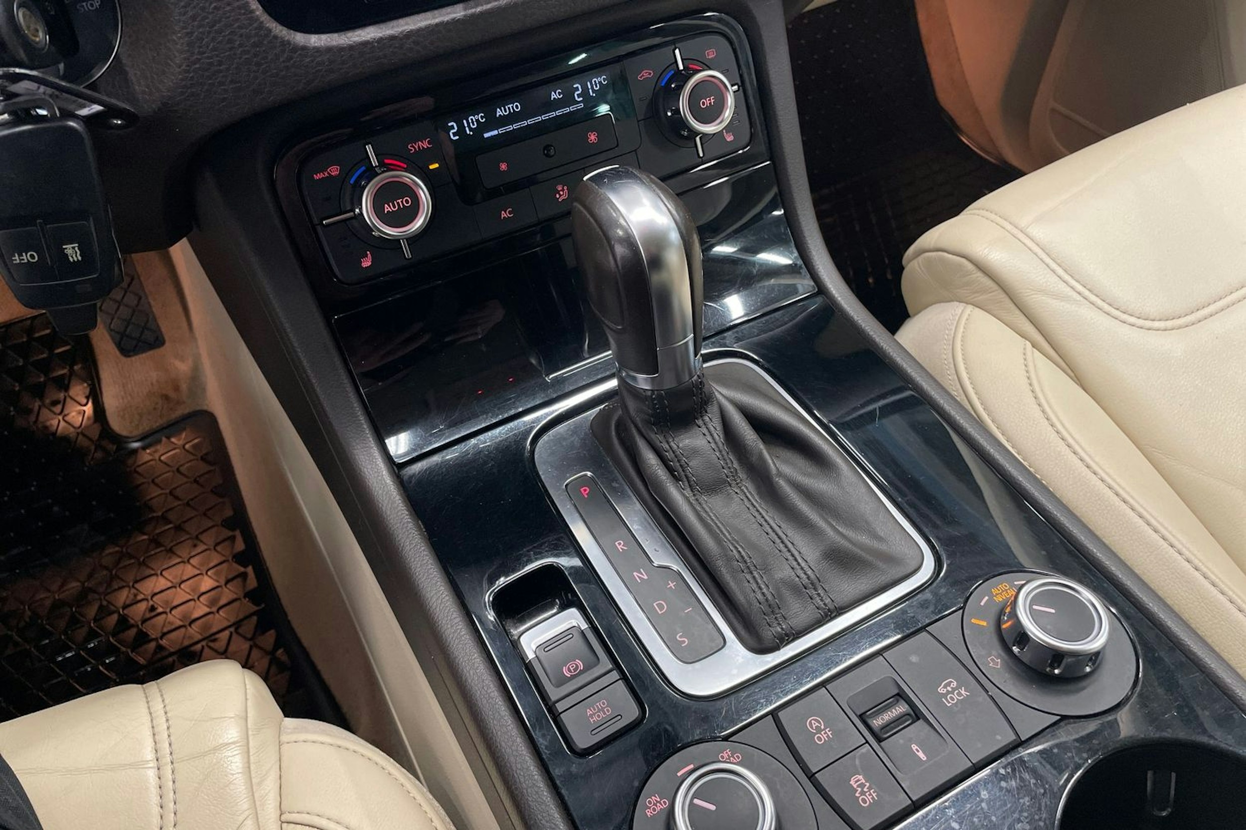 Musta Volkswagen TOUAREG 2012 kuva 16.