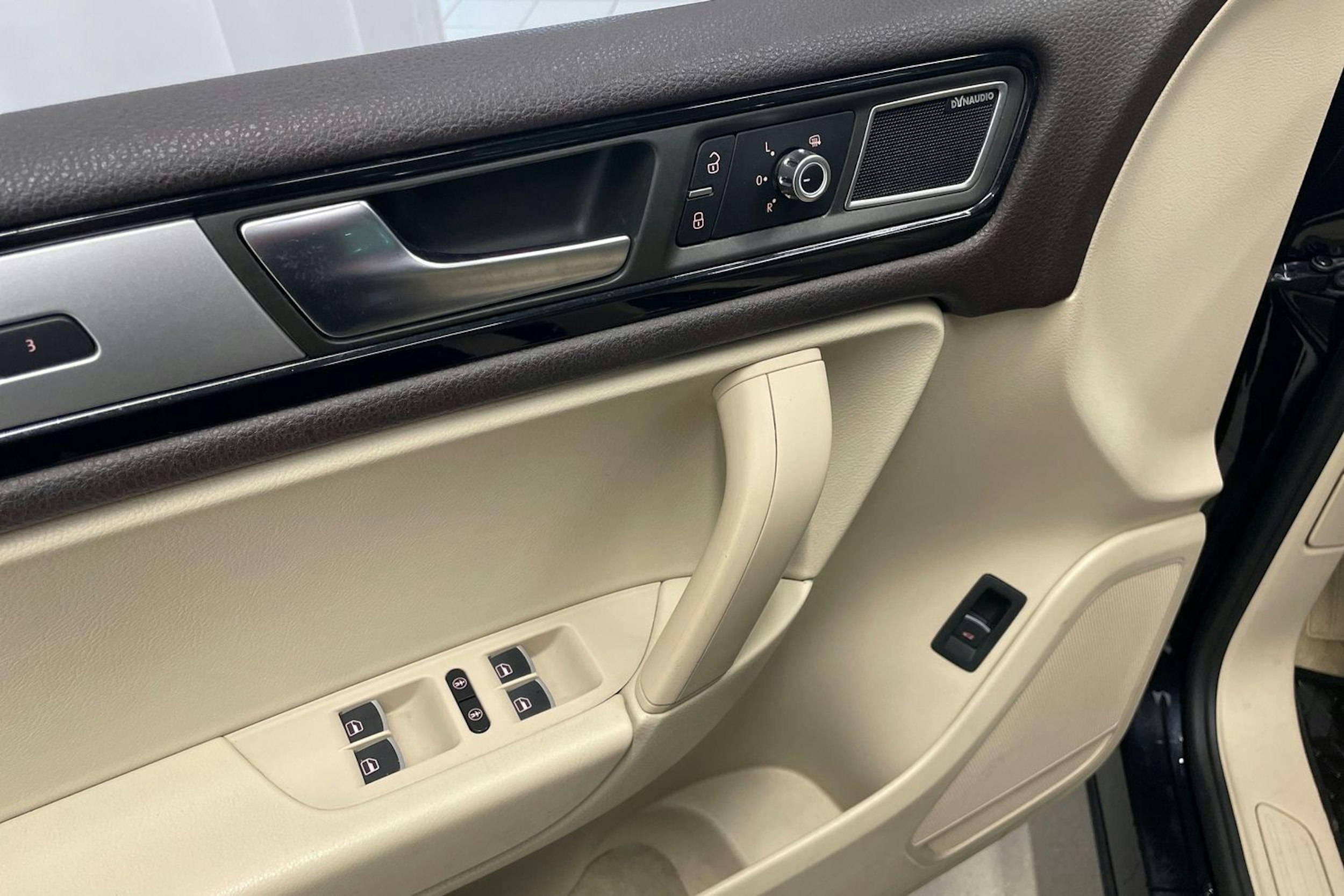 Musta Volkswagen TOUAREG 2012 kuva 17.