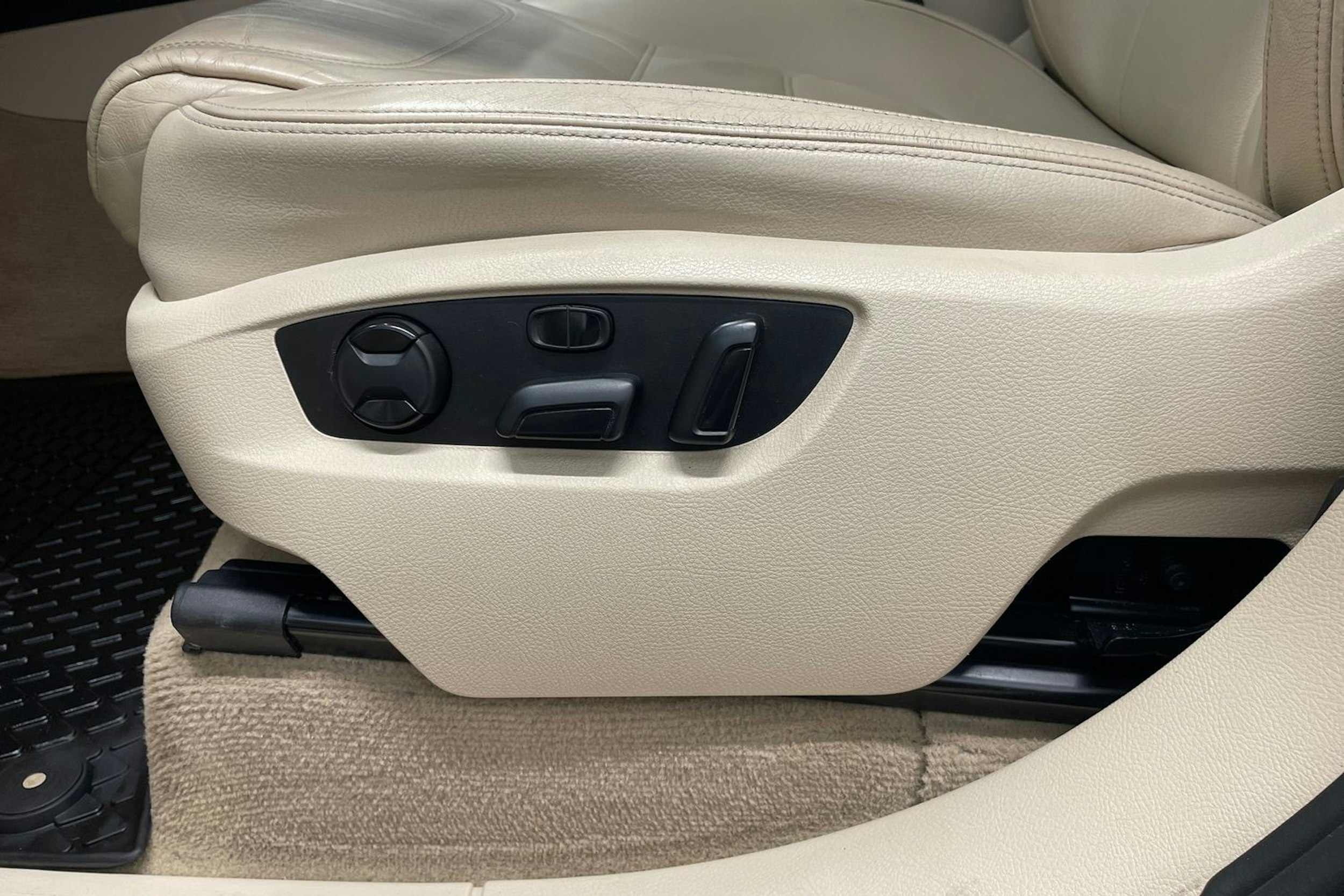 Musta Volkswagen TOUAREG 2012 kuva 18.