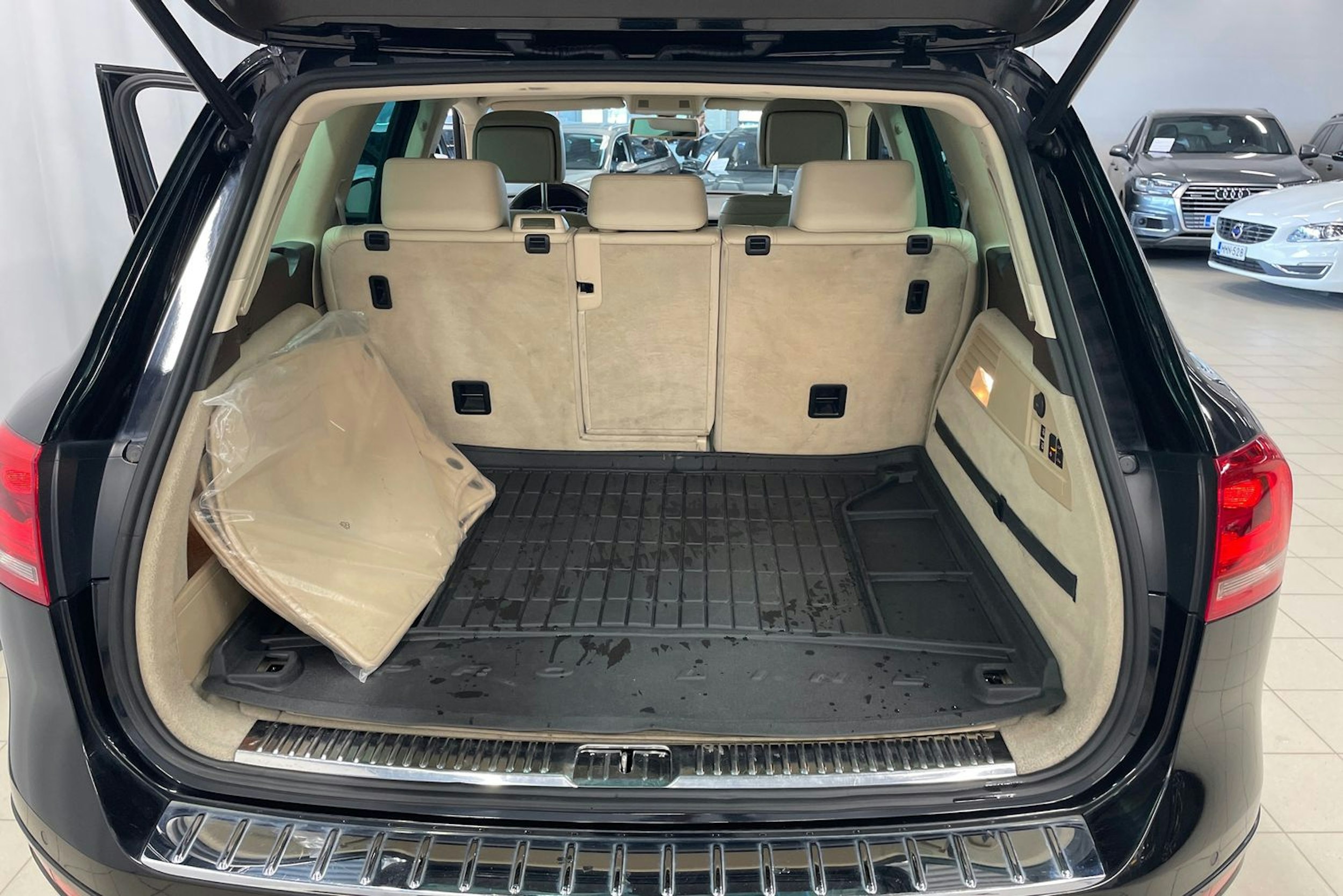 Musta Volkswagen TOUAREG 2012 kuva 19.