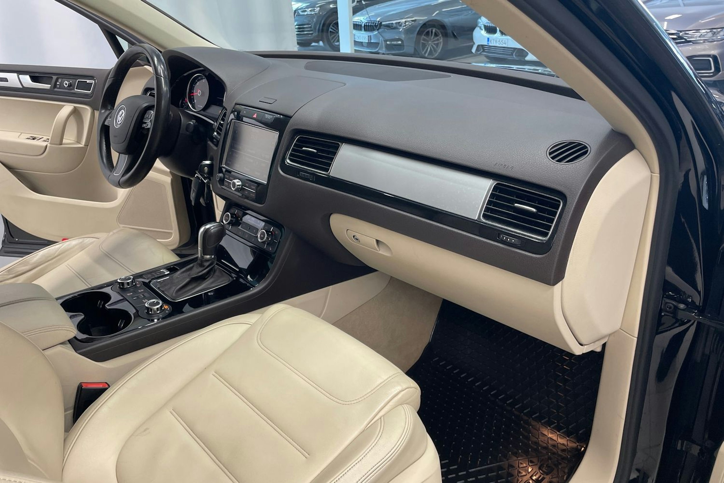 Musta Volkswagen TOUAREG 2012 kuva 25.