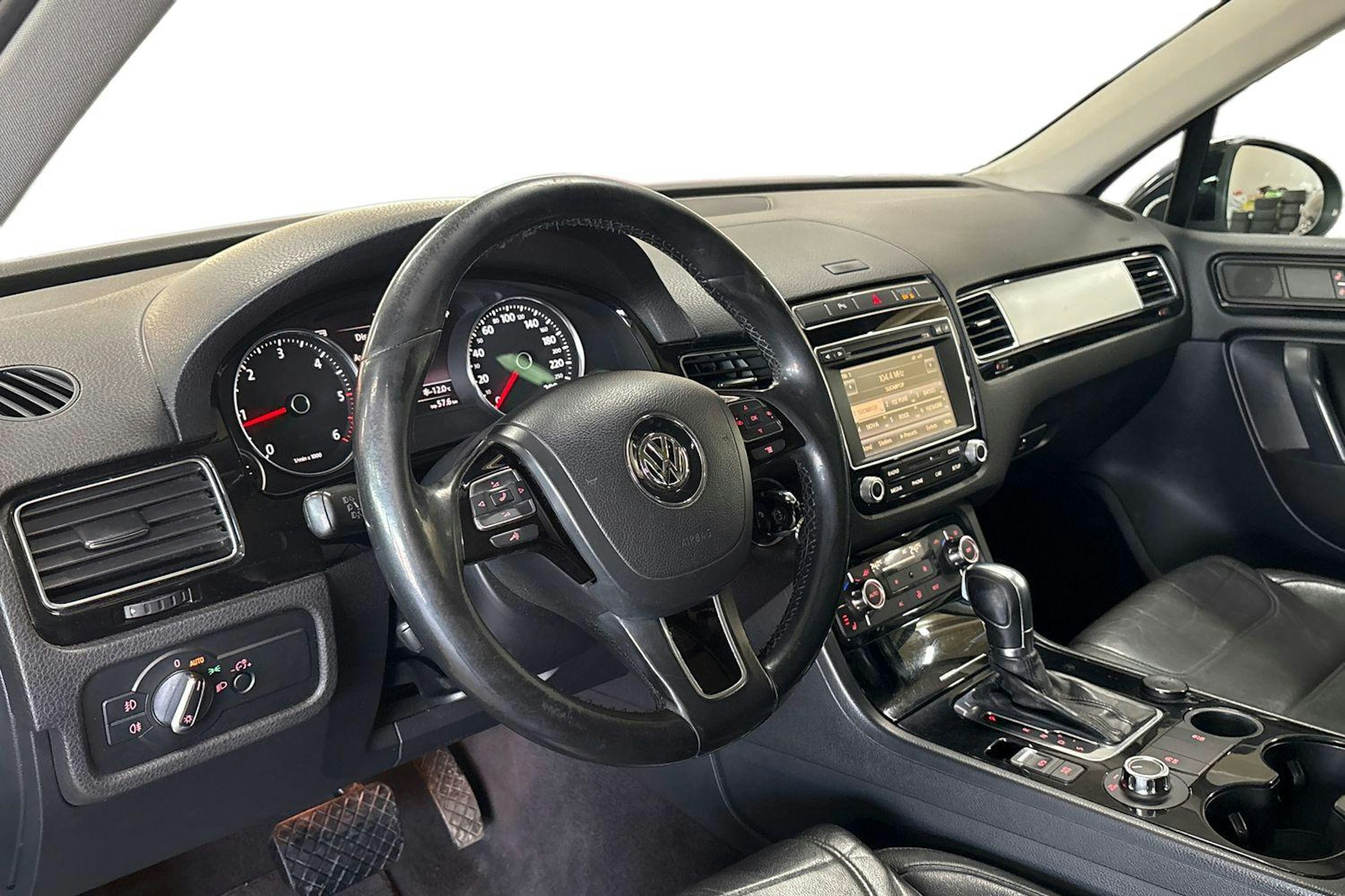 Musta Volkswagen TOUAREG 2011 kuva 7.