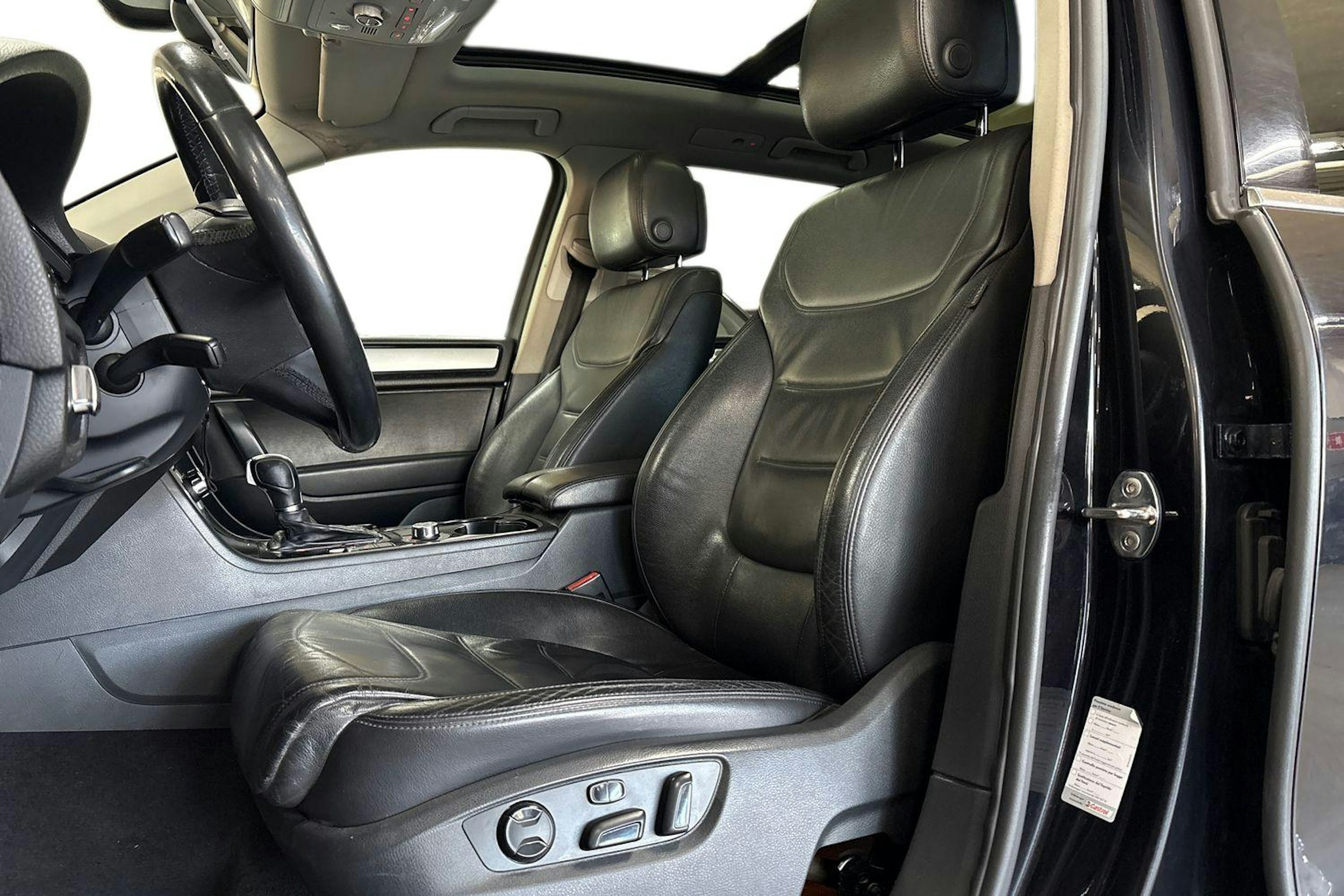 Musta Volkswagen TOUAREG 2011 kuva 9.