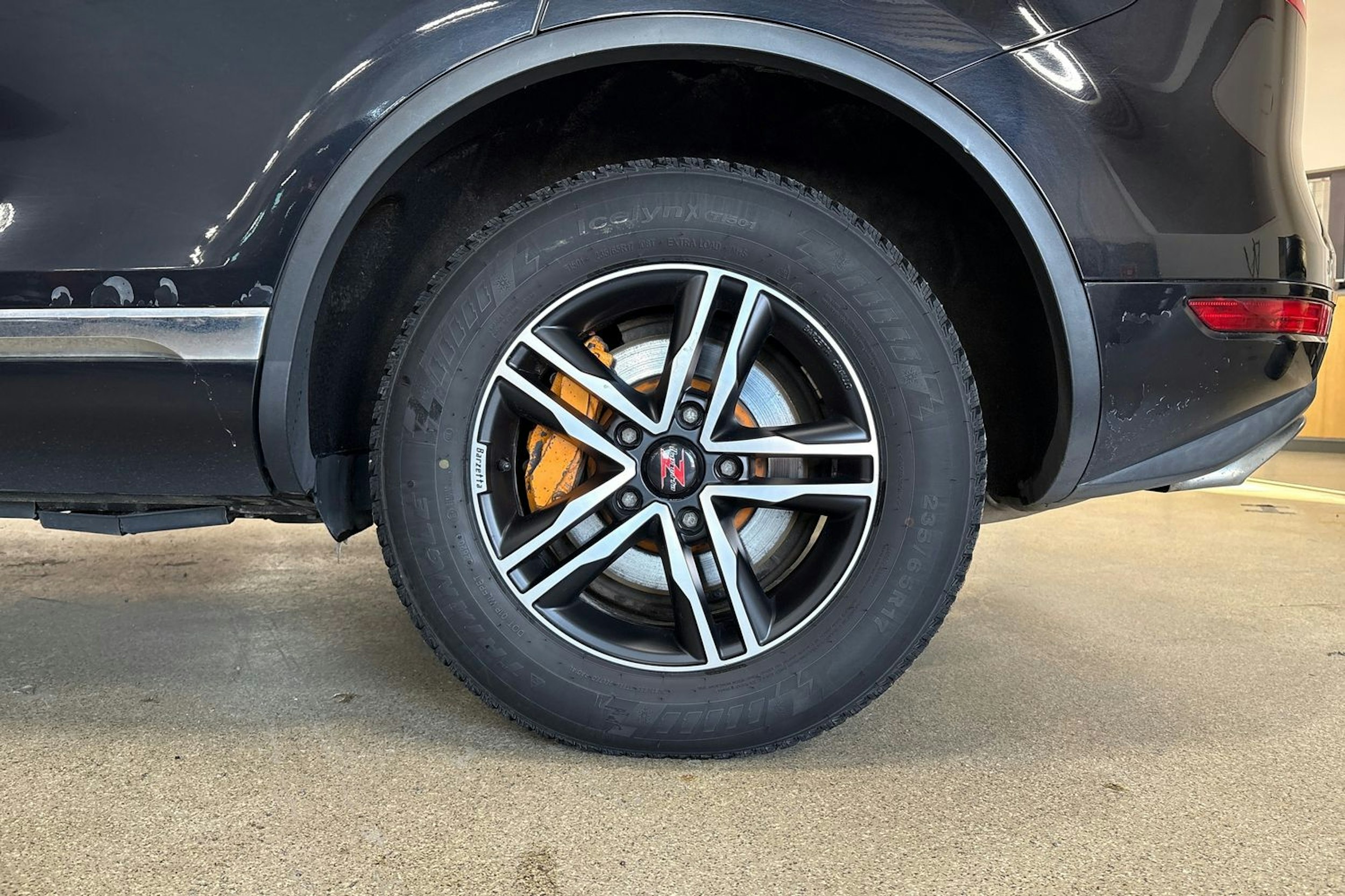 Musta Volkswagen TOUAREG 2011 kuva 13.