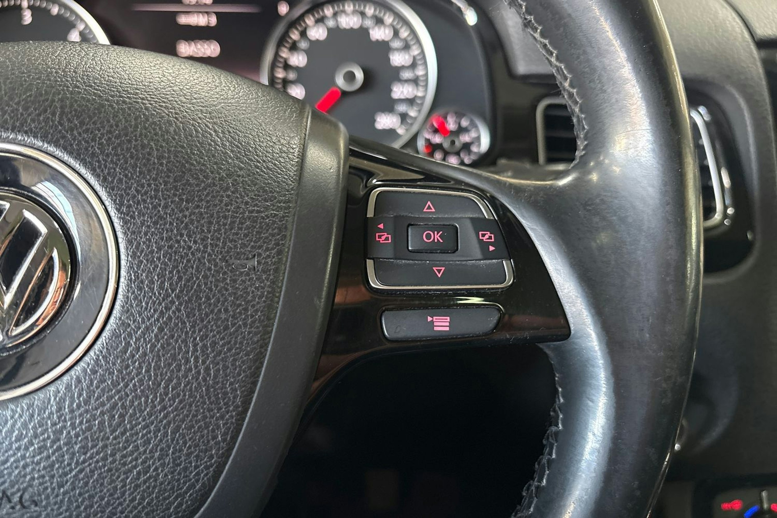 Musta Volkswagen TOUAREG 2011 kuva 18.