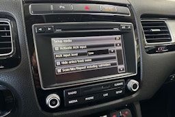 Musta Volkswagen TOUAREG 2011 kuva 21.