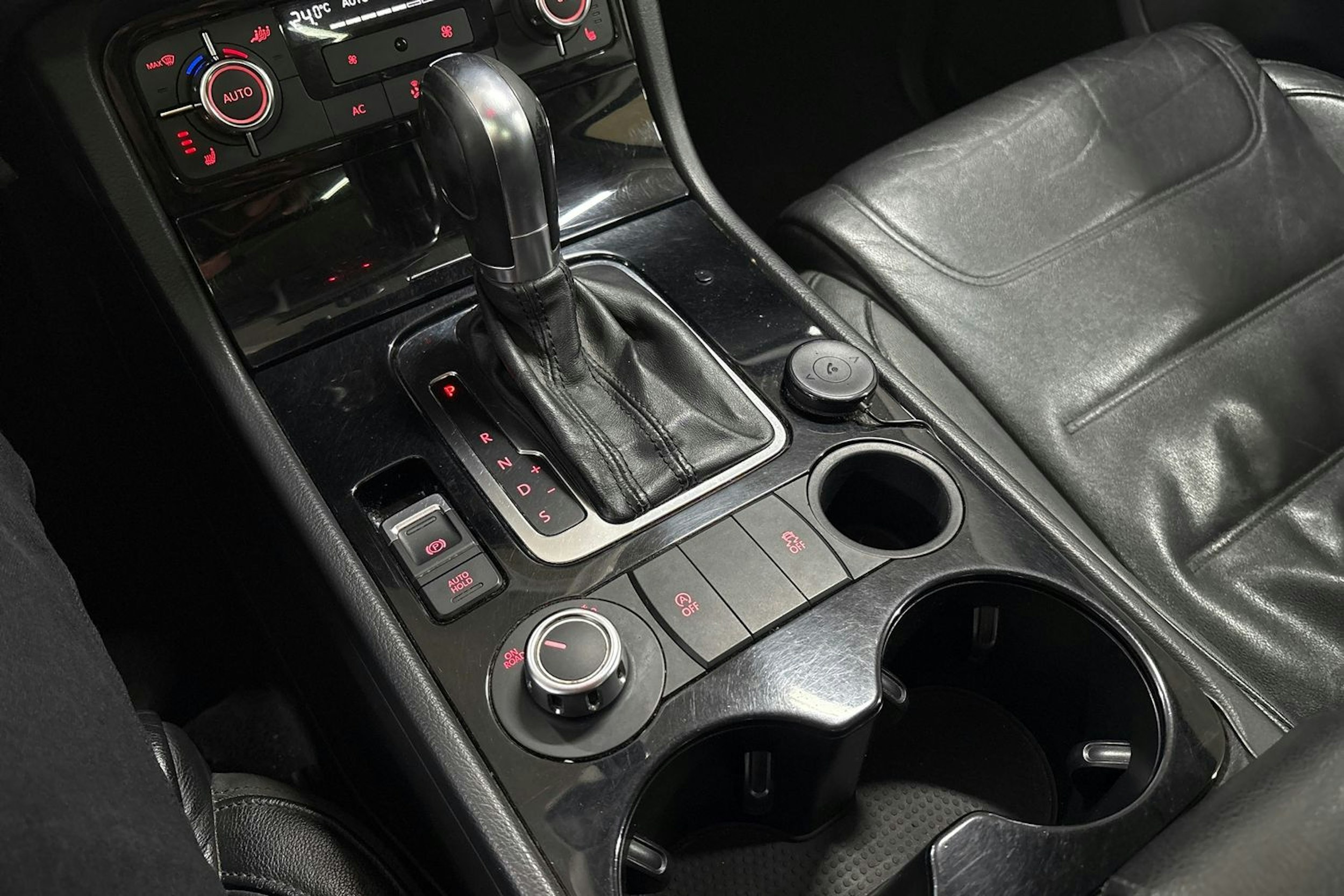 Musta Volkswagen TOUAREG 2011 kuva 23.