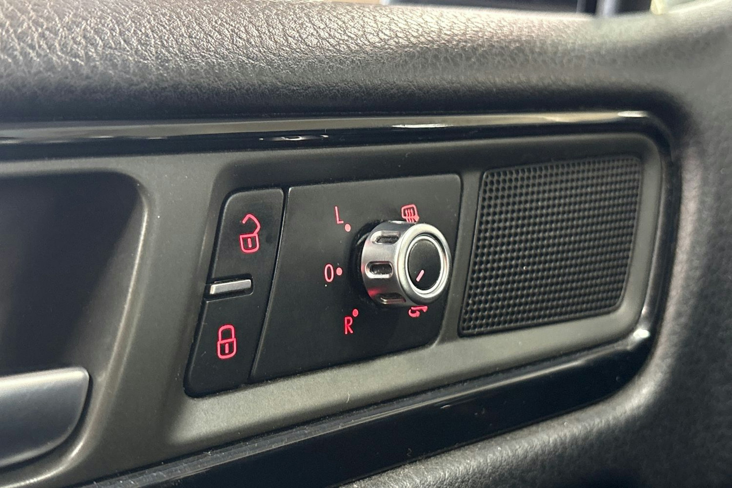 Musta Volkswagen TOUAREG 2011 kuva 28.