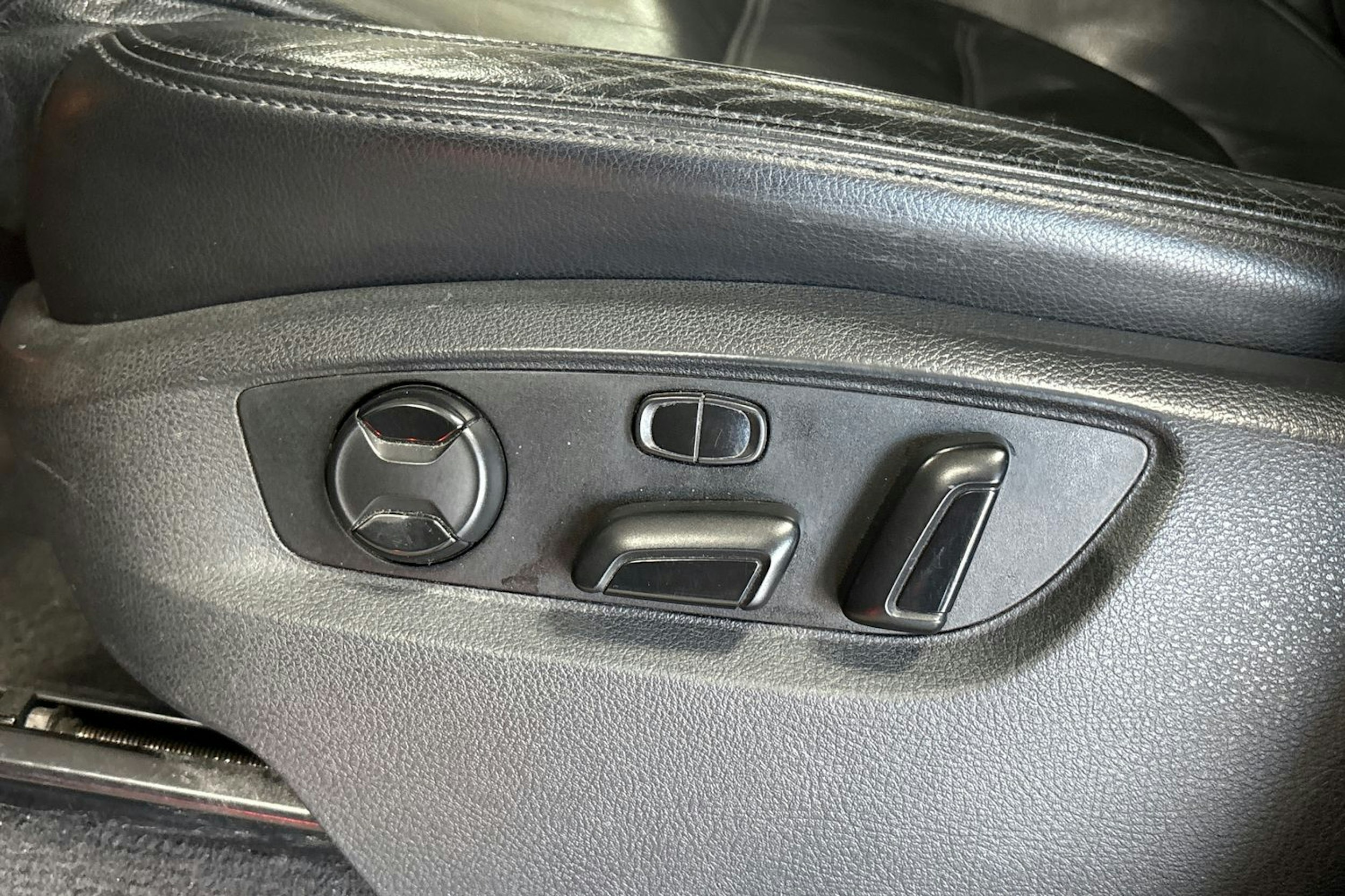 Musta Volkswagen TOUAREG 2011 kuva 29.