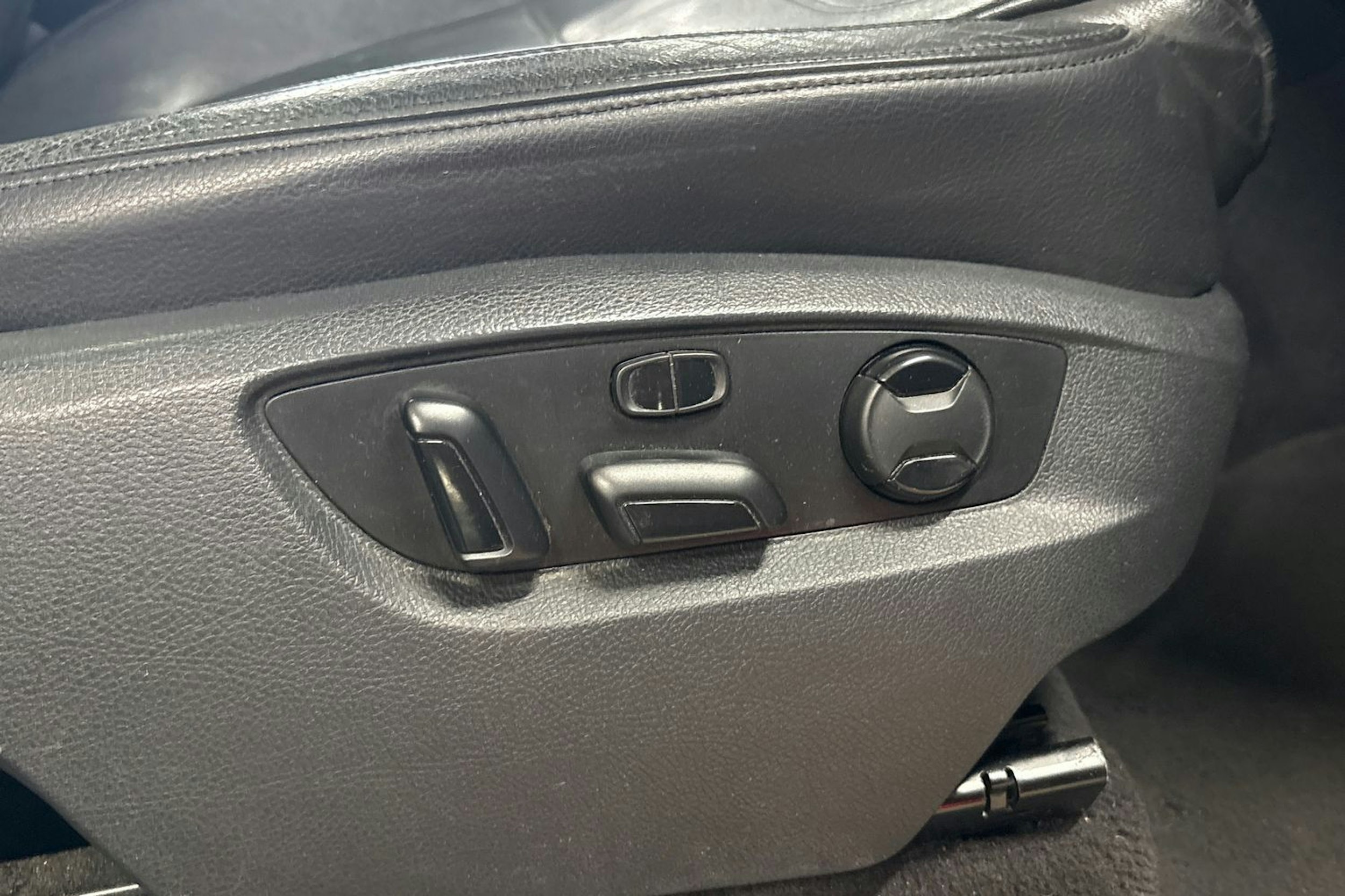 Musta Volkswagen TOUAREG 2011 kuva 30.