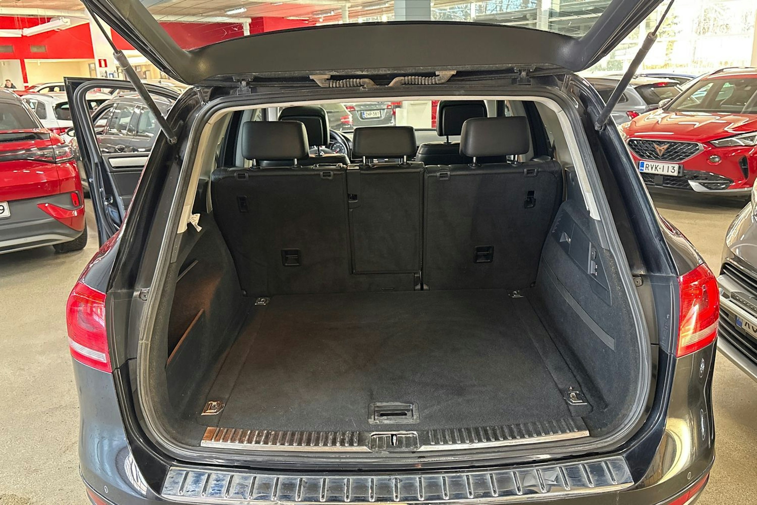 Musta Volkswagen TOUAREG 2011 kuva 31.