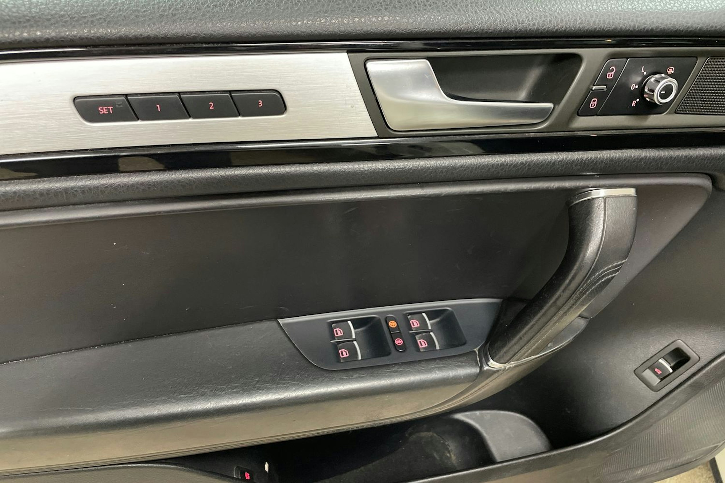 Valkoinen Volkswagen TOUAREG 2011 kuva 16.