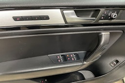 Valkoinen Volkswagen TOUAREG 2011 kuva 16.