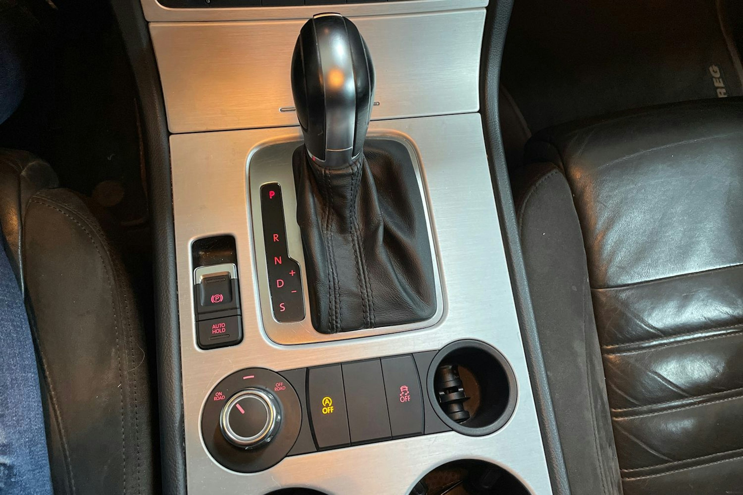 Valkoinen Volkswagen TOUAREG 2011 kuva 21.