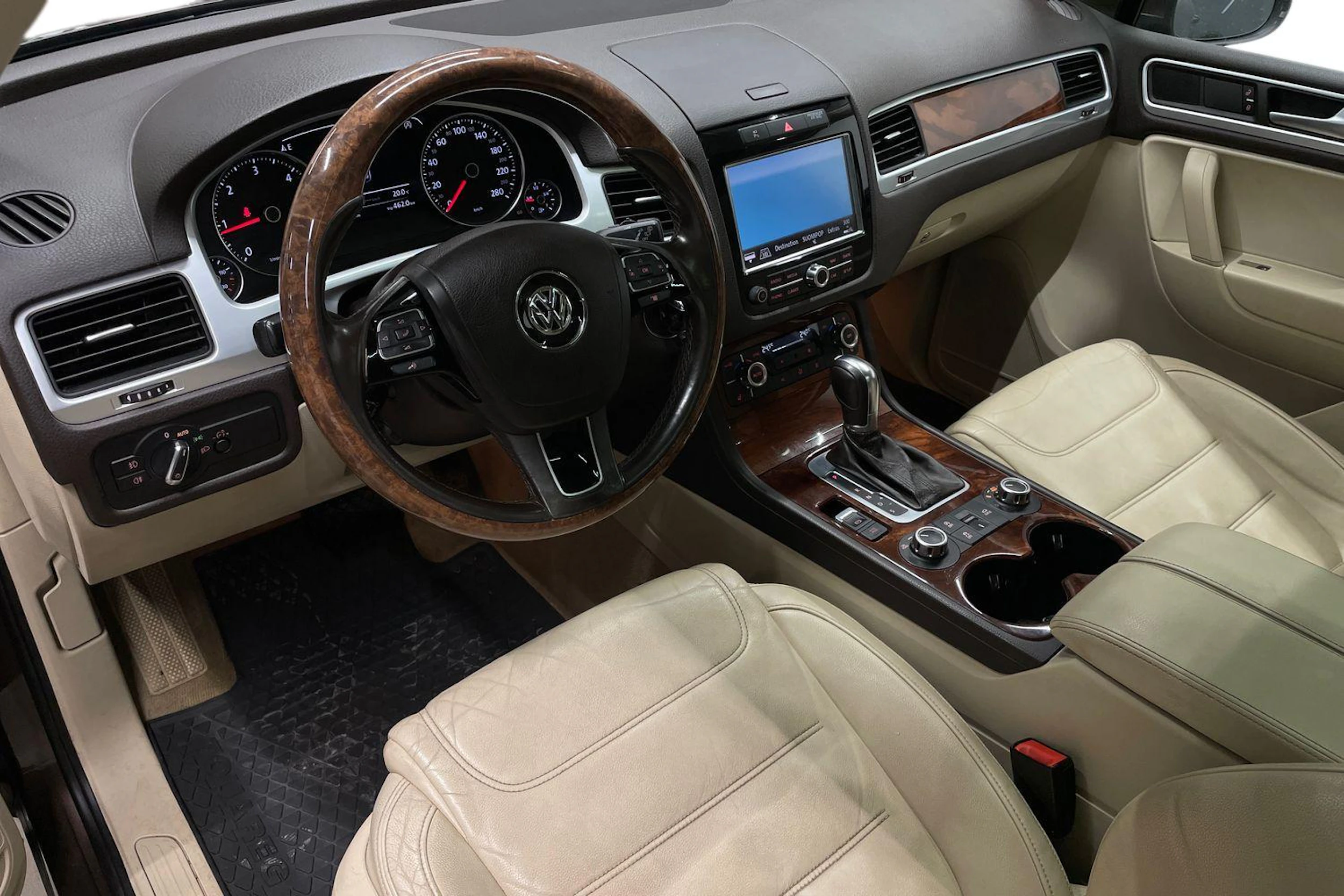 ruskea (beige) Volkswagen Touareg 2012 kuva 6.