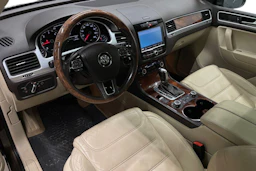 ruskea (beige) Volkswagen Touareg 2012 kuva 6.