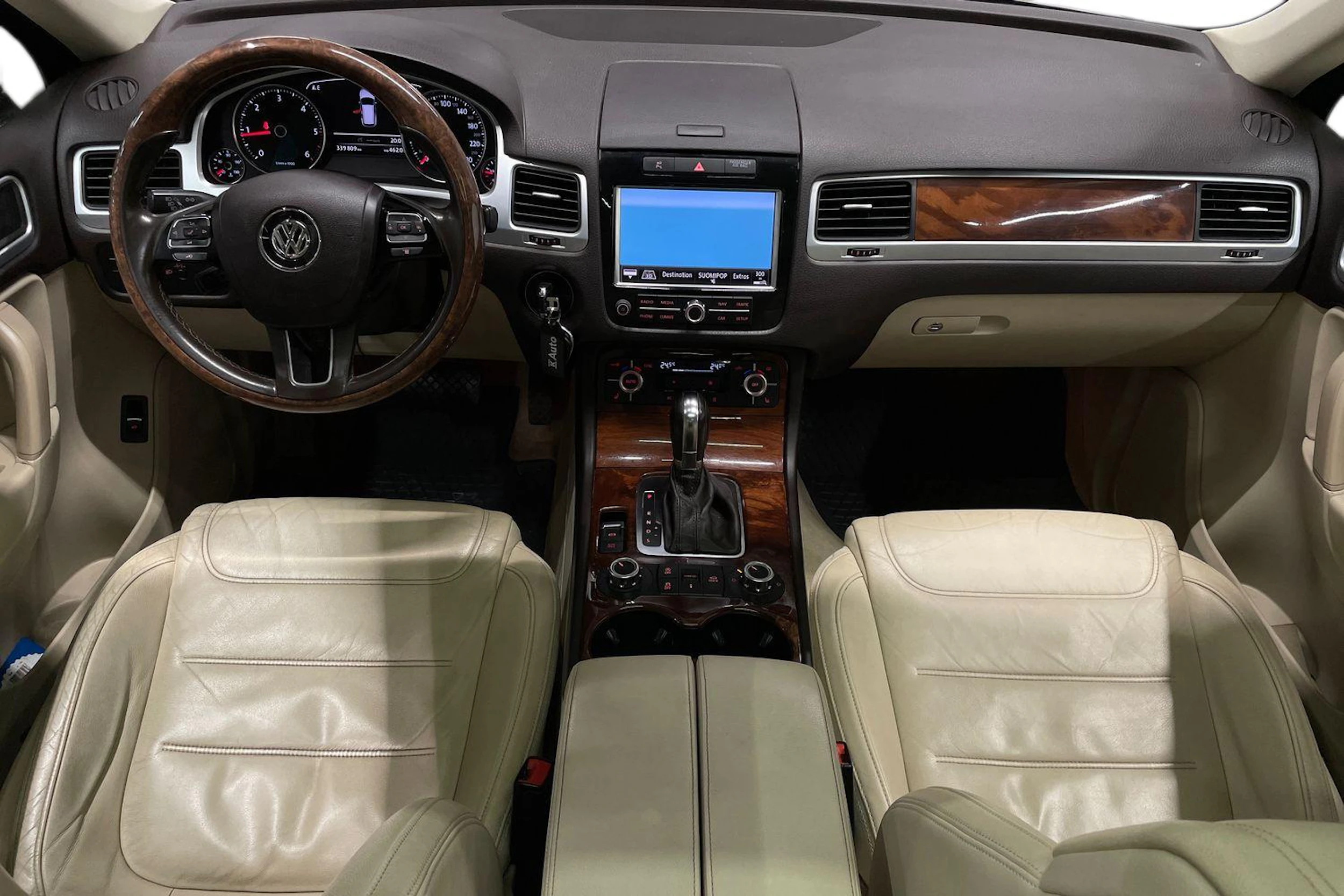 ruskea (beige) Volkswagen Touareg 2012 kuva 7.