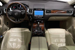 ruskea (beige) Volkswagen Touareg 2012 kuva 7.