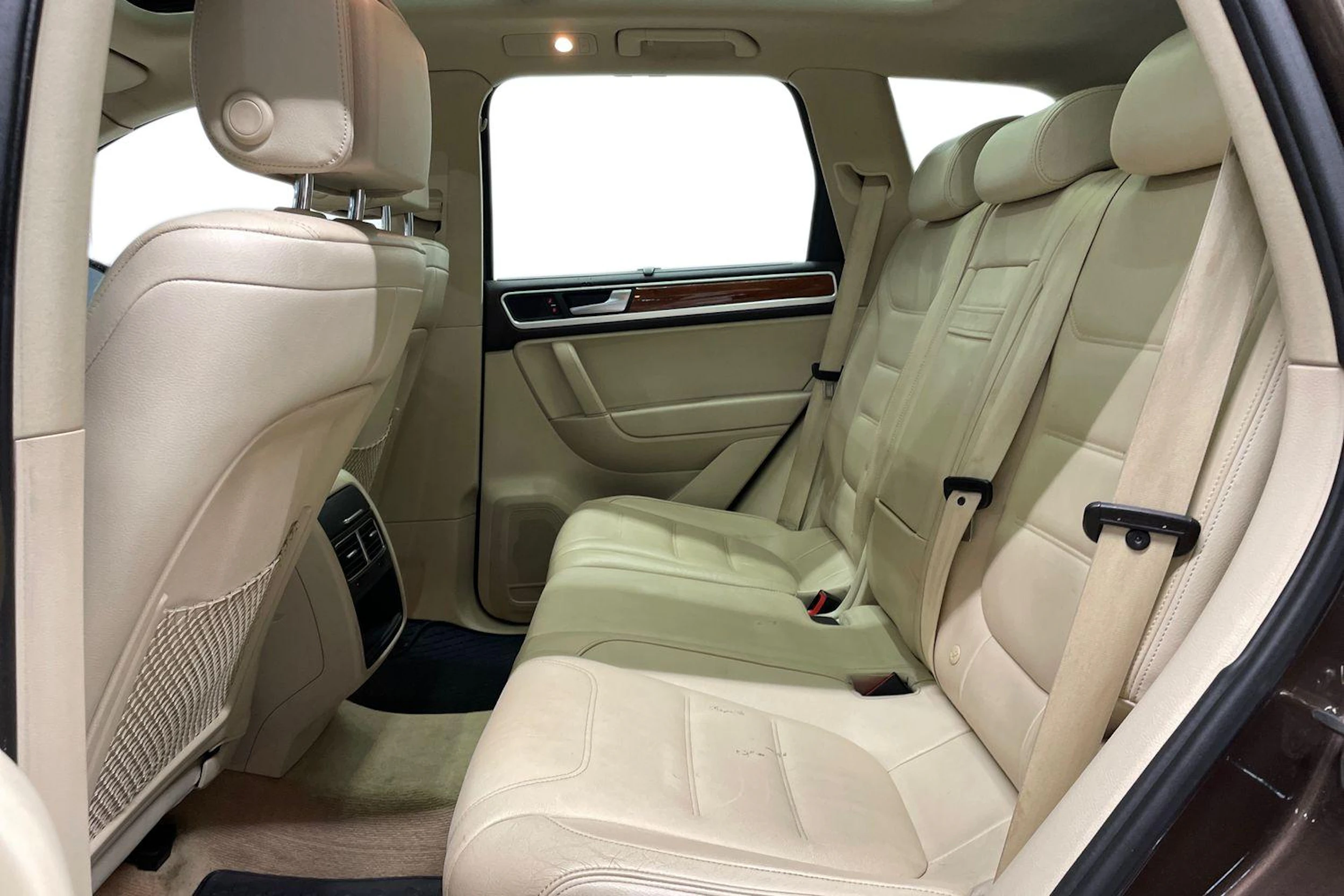 ruskea (beige) Volkswagen Touareg 2012 kuva 8.