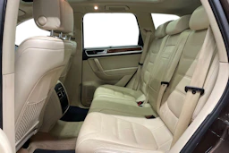 ruskea (beige) Volkswagen Touareg 2012 kuva 8.