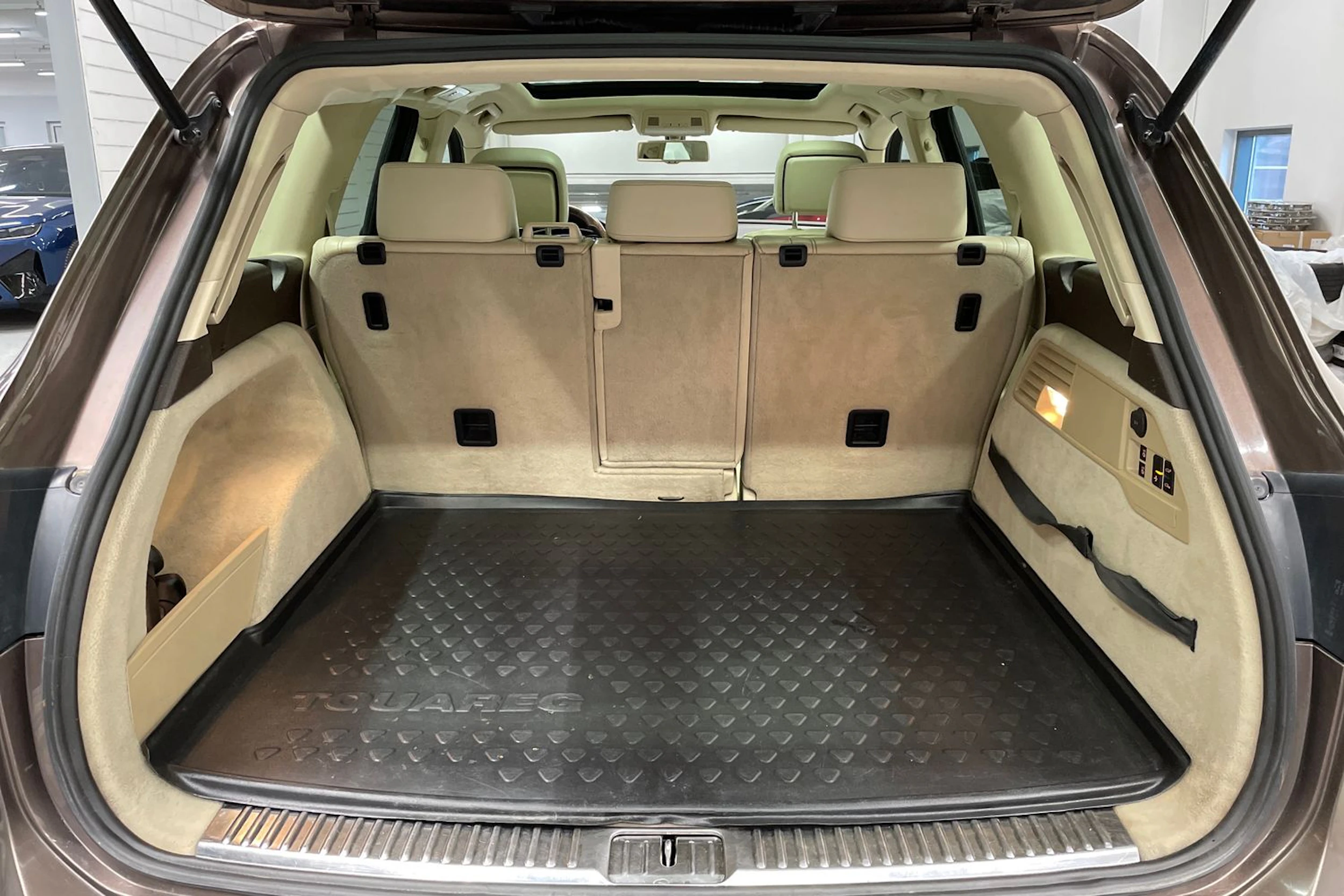 ruskea (beige) Volkswagen Touareg 2012 kuva 12.