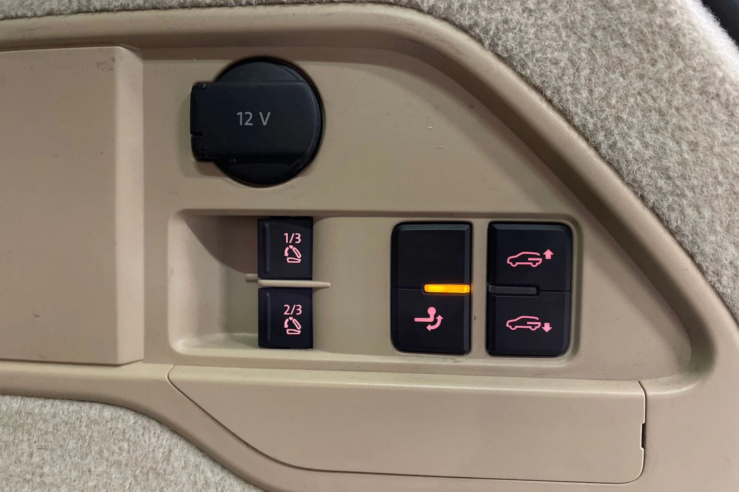 ruskea (beige) Volkswagen Touareg 2012 kuva 14.