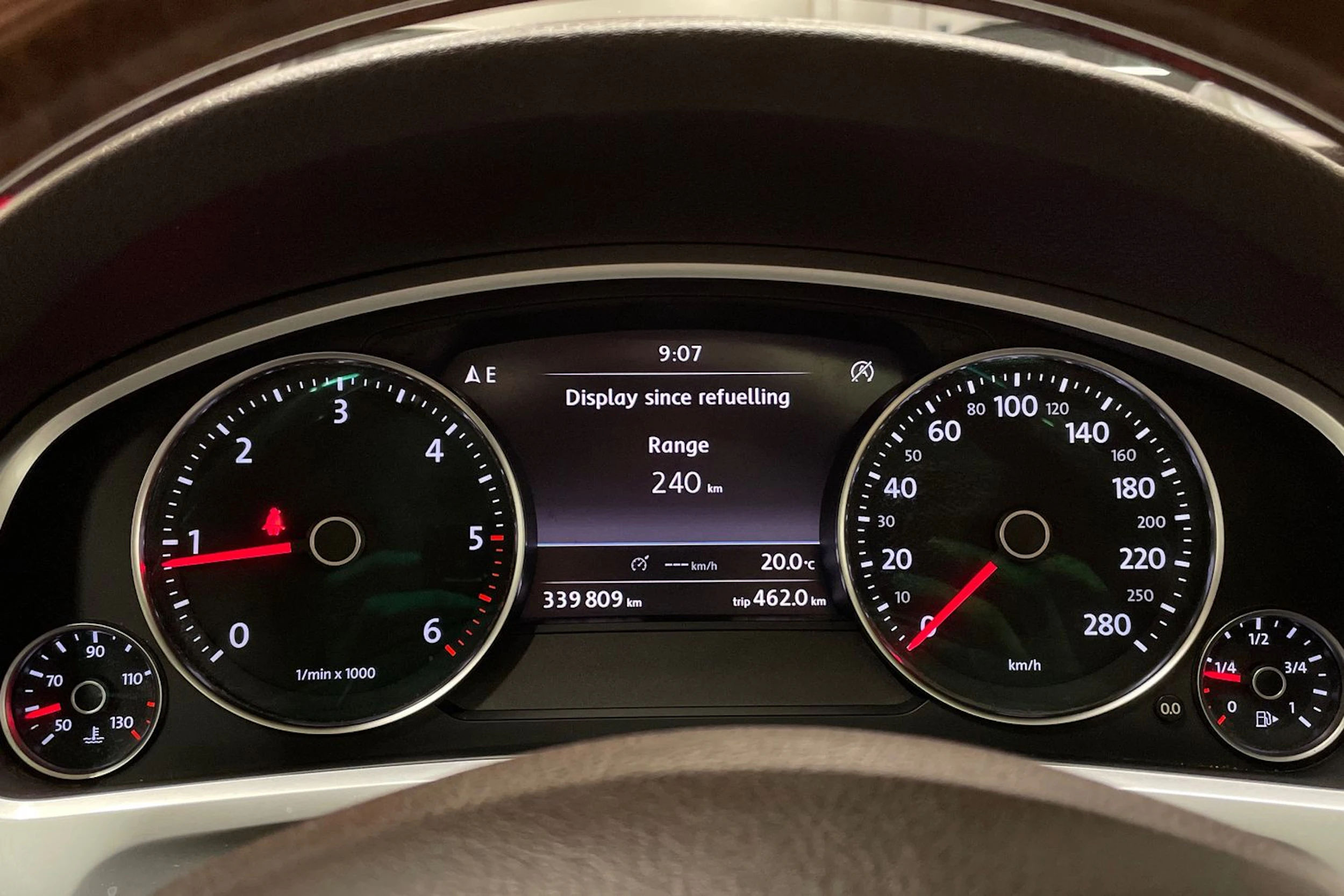 ruskea (beige) Volkswagen Touareg 2012 kuva 15.