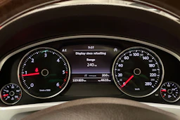 ruskea (beige) Volkswagen Touareg 2012 kuva 15.