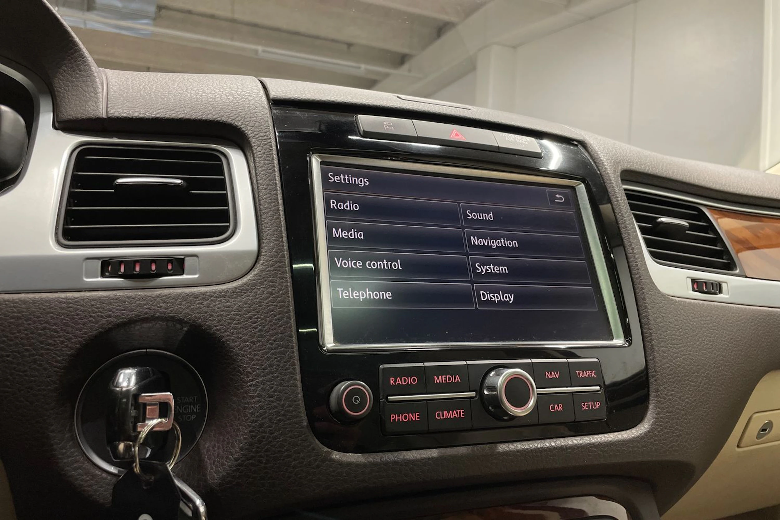 ruskea (beige) Volkswagen Touareg 2012 kuva 16.