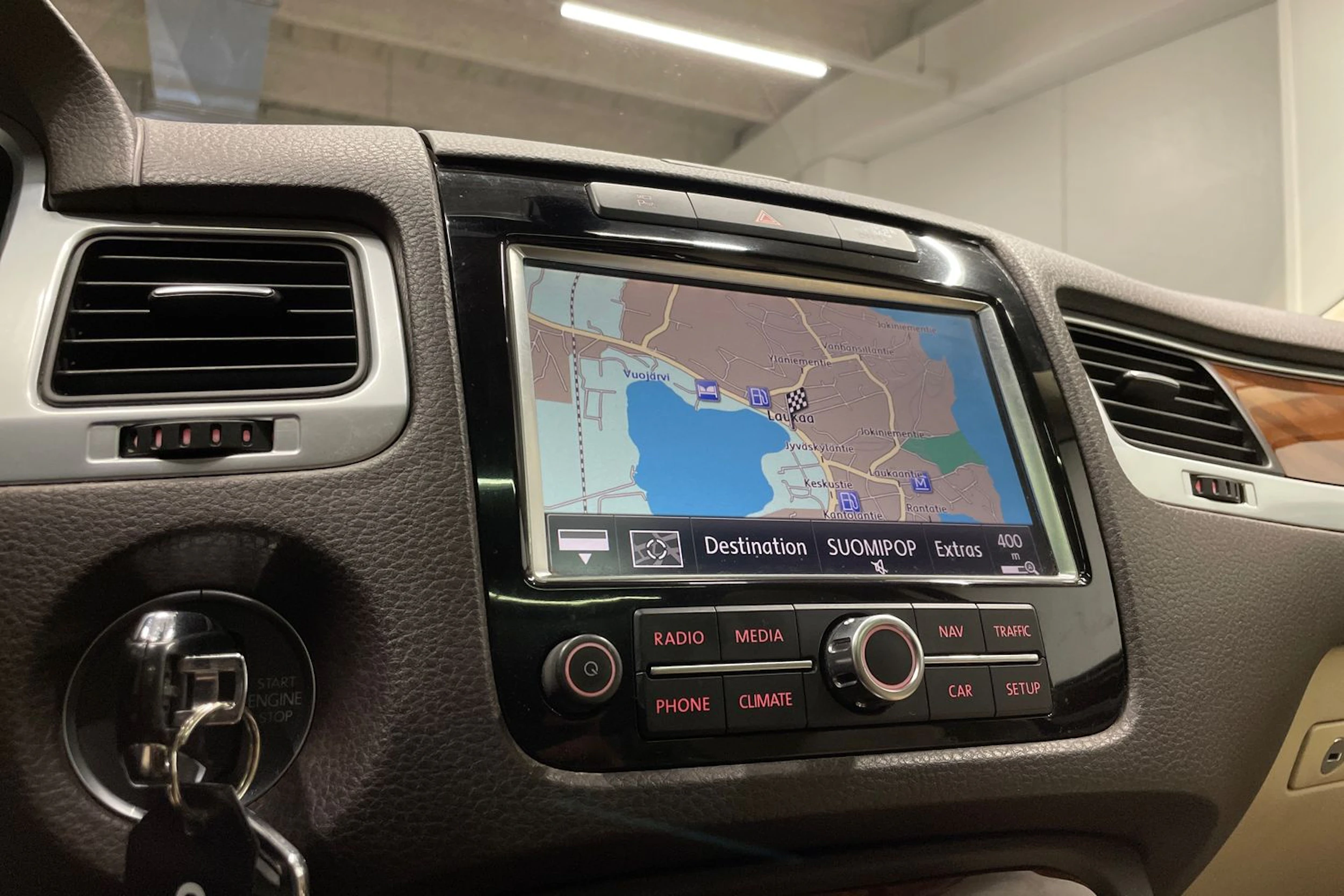 ruskea (beige) Volkswagen Touareg 2012 kuva 17.