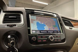 ruskea (beige) Volkswagen Touareg 2012 kuva 17.