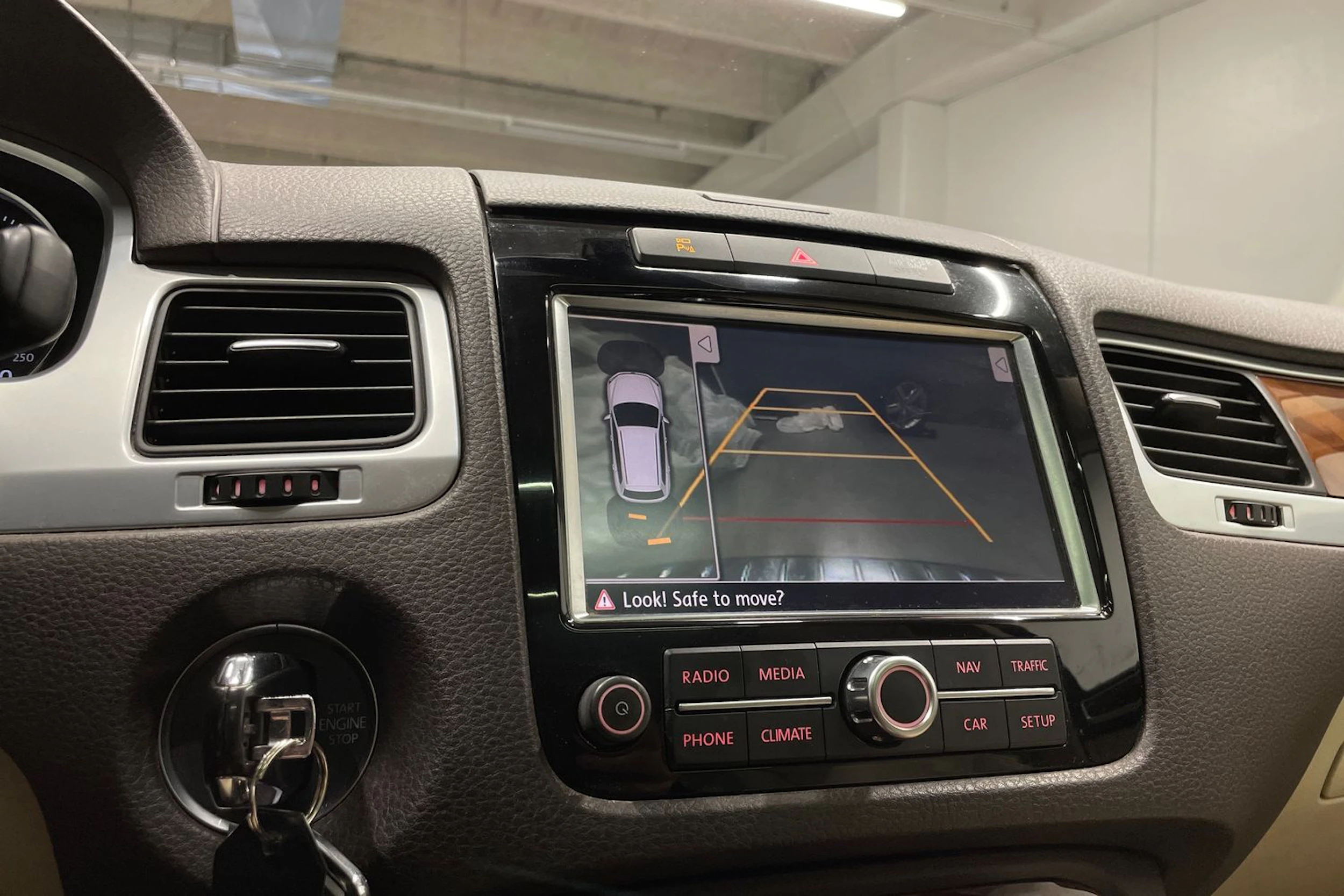 ruskea (beige) Volkswagen Touareg 2012 kuva 18.