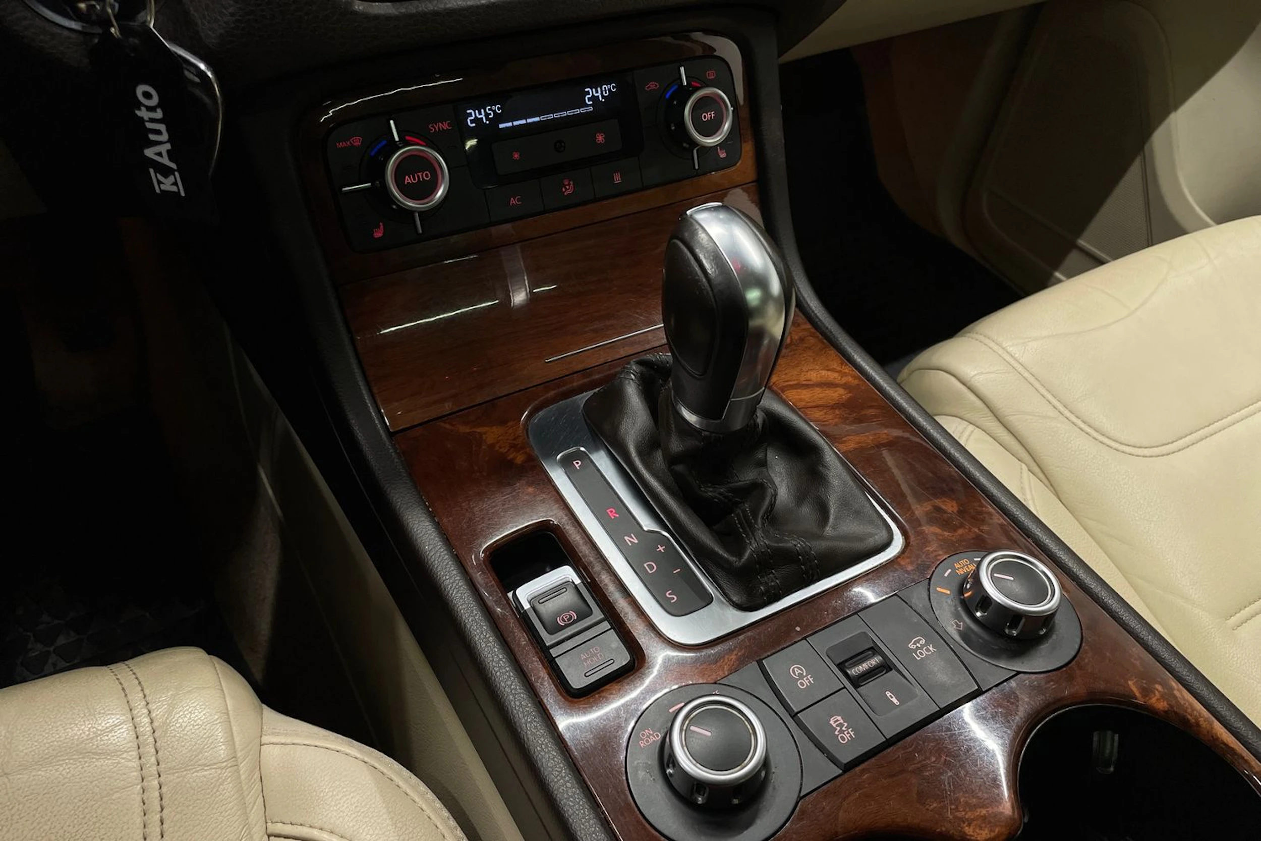 ruskea (beige) Volkswagen Touareg 2012 kuva 19.