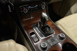 ruskea (beige) Volkswagen Touareg 2012 kuva 19.