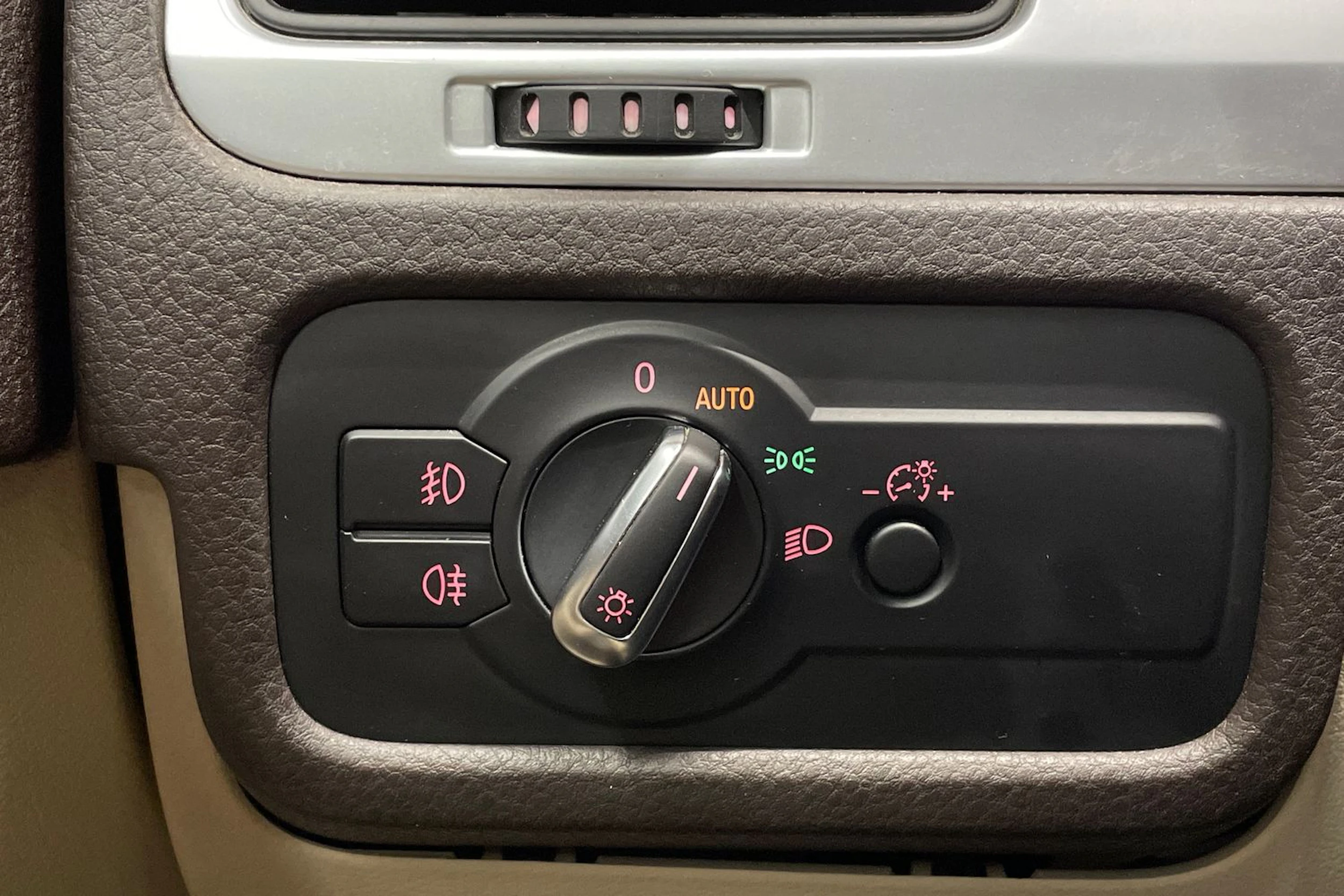 ruskea (beige) Volkswagen Touareg 2012 kuva 20.