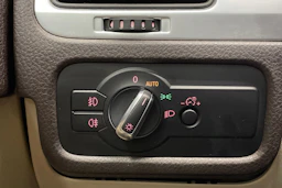 ruskea (beige) Volkswagen Touareg 2012 kuva 20.