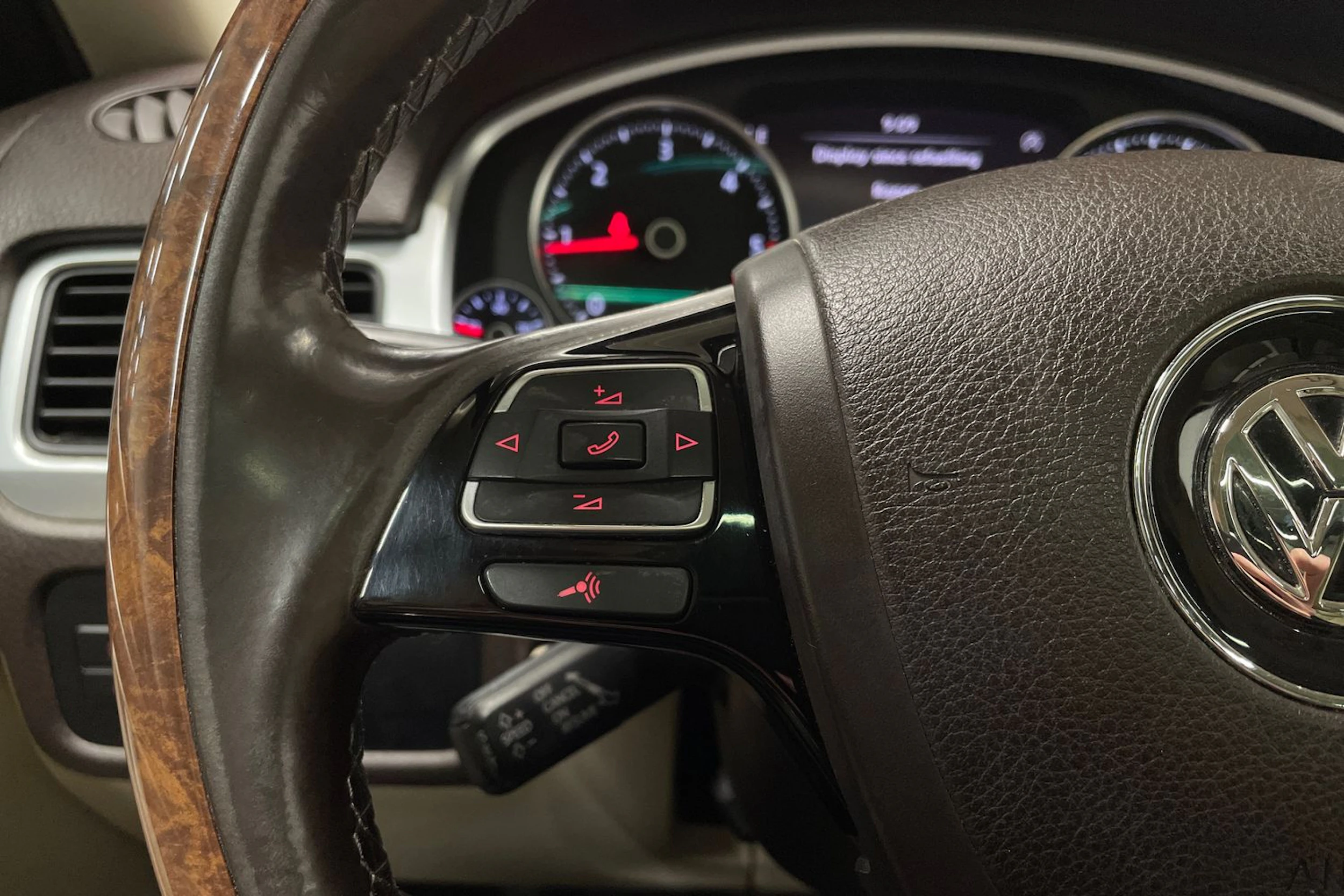 ruskea (beige) Volkswagen Touareg 2012 kuva 21.